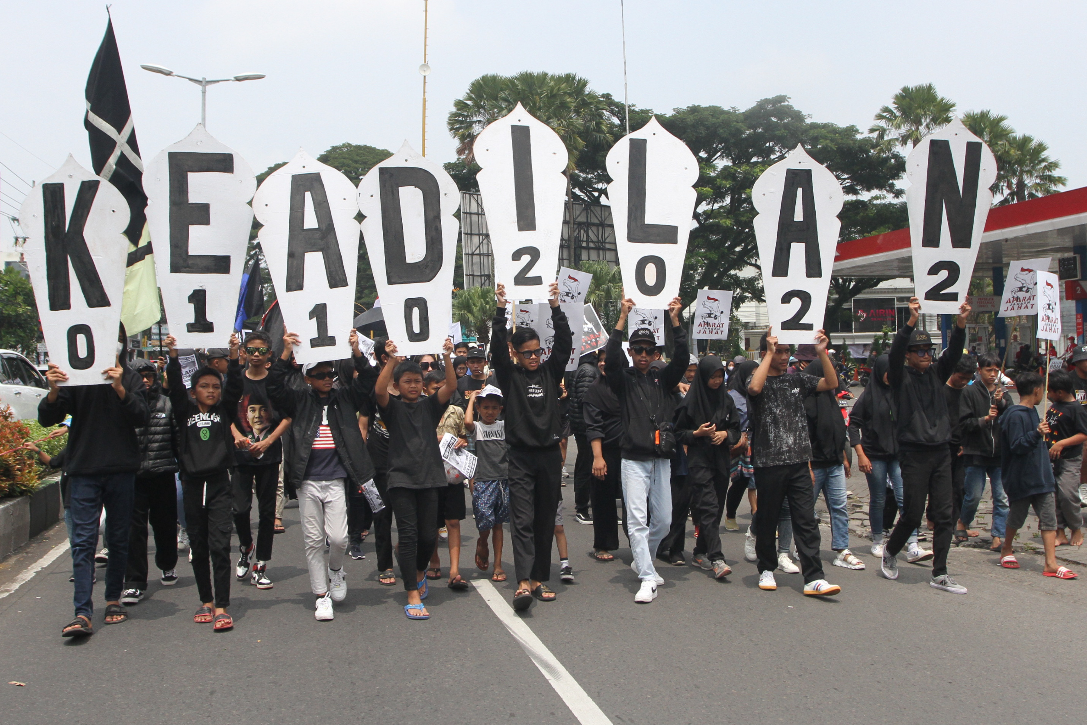 Suporter Arema FC (Aremania) melakukan longmarch dan memblokir jalan saat berunjuk rasa di perempatan jalan Ciliwung, Malang, Jawa Timur.