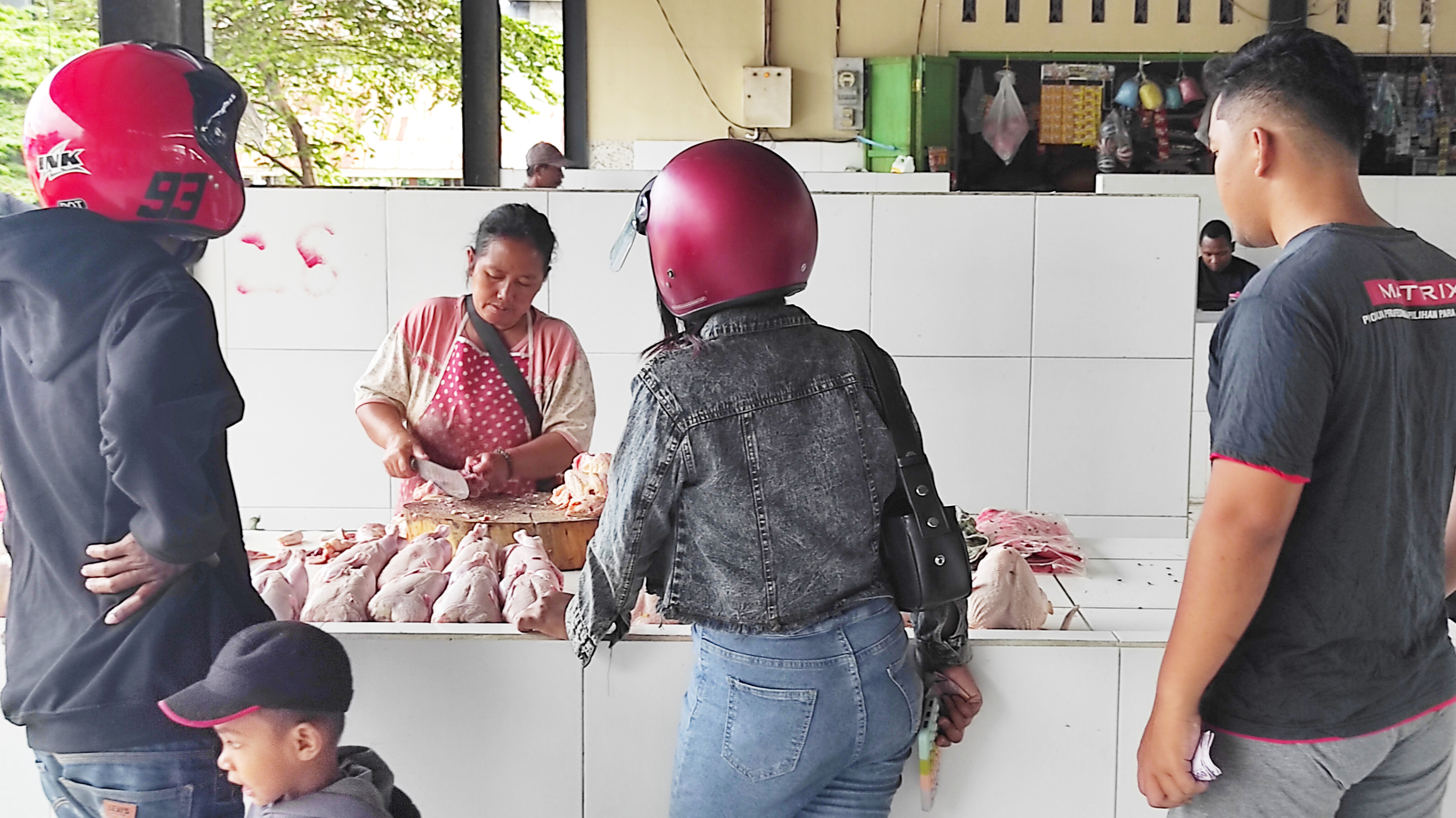 Pembeli mengantre membeli ayam potong di Pasar Alok, Sikka, NTT yang harganya turun usai Natal dan Tahun Baru 2023, Senin (16/1/2023)