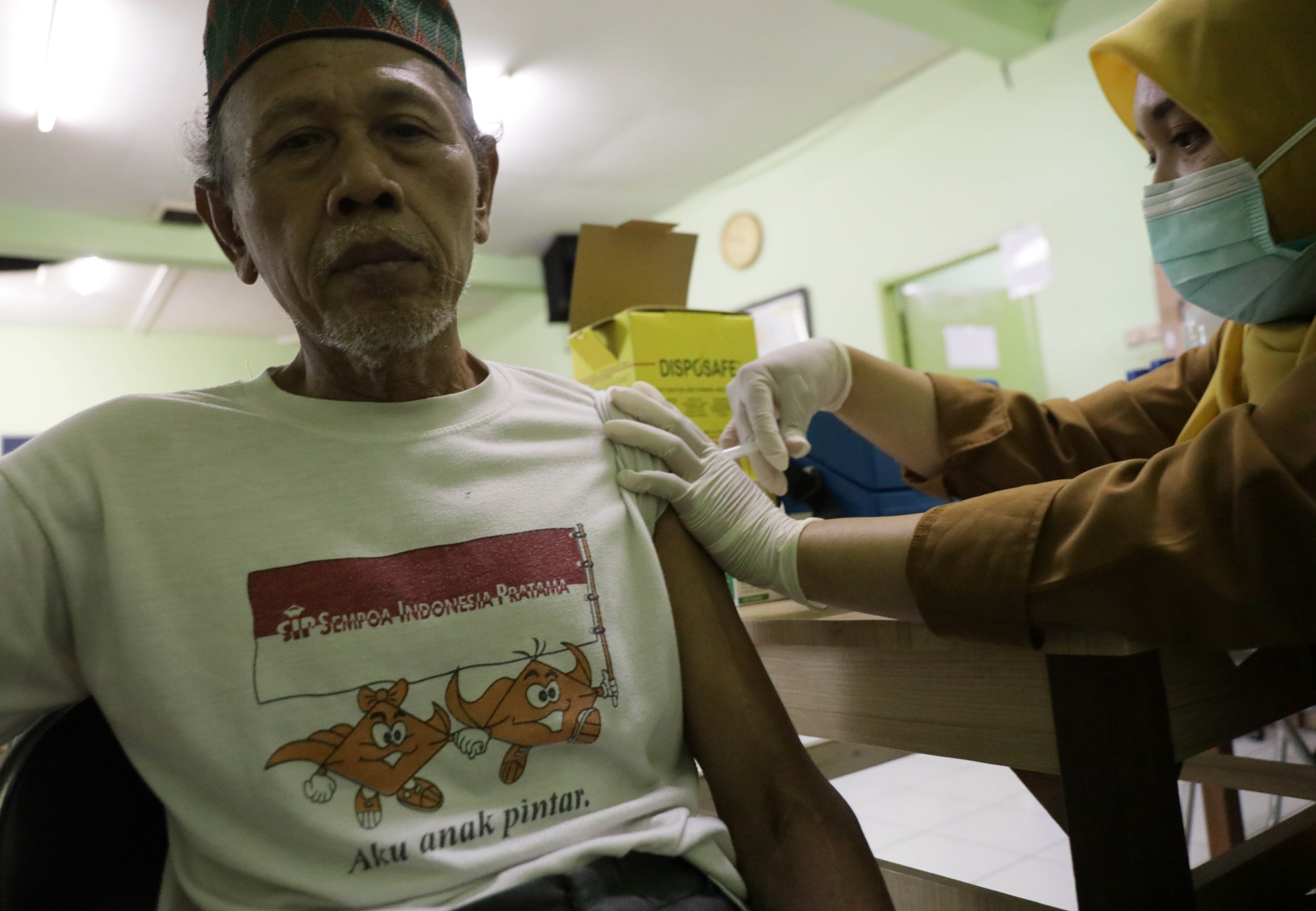 Warga mengikuti vaksin Covid-19 dosis keempat atau booster kedua di Kantor Sekretarian RW.04, Kedoya Utara, Jakarta Barat, Selasa (24/1).