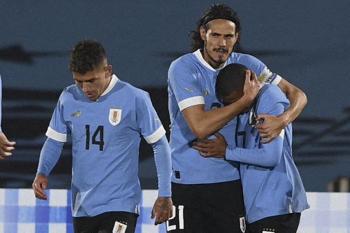 Pemain Uruguay Edinson Cavani (tengah) yang terkena sanksi Komdis FIFA di insiden Piala Dunia 2022 saat melawan Ghana.