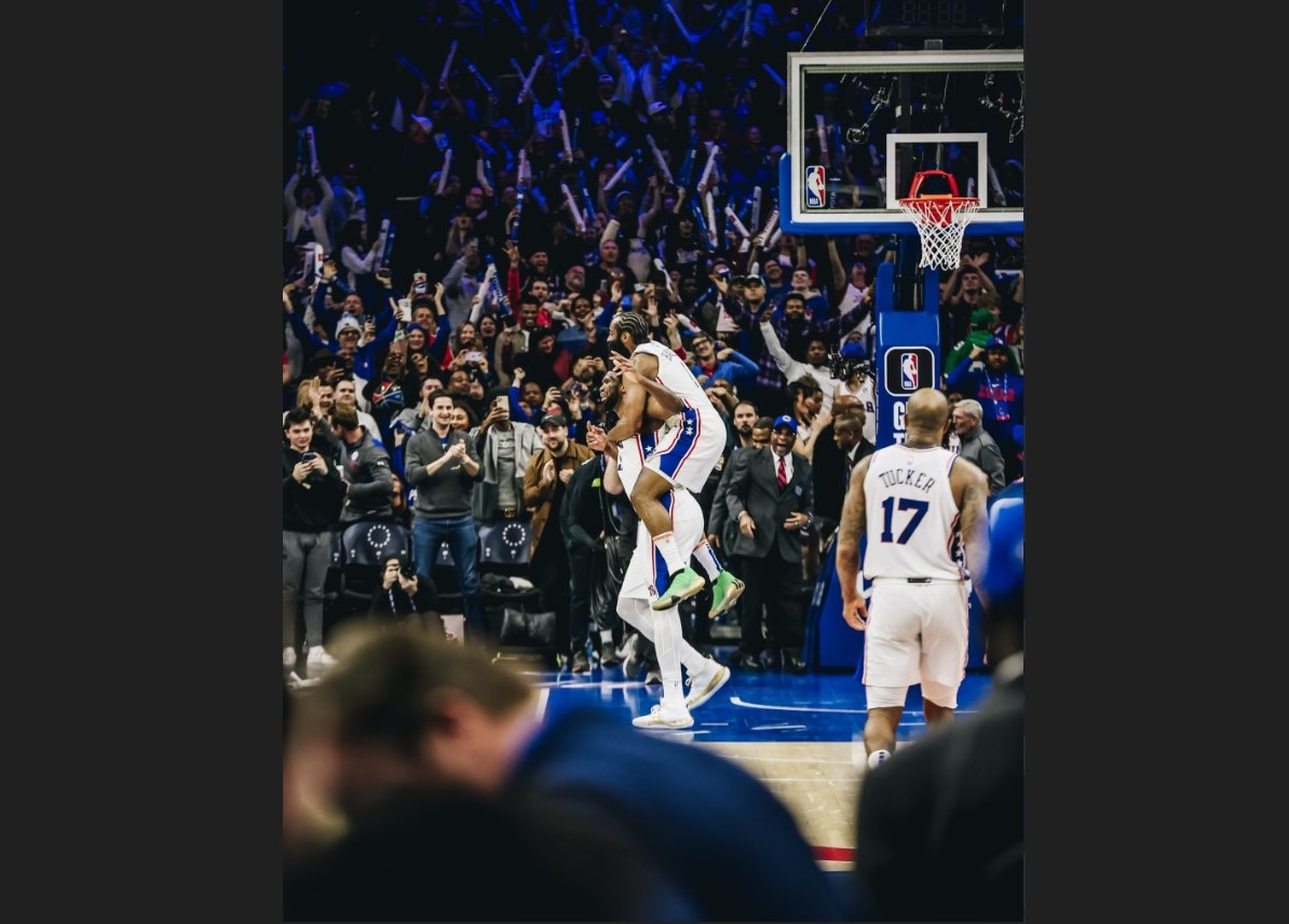 Bintang Philadelphia 76ers Joel Embiid (tengah) melakukan selebrasi bersama James Harden di laga NBA melawan Denver Nuggets