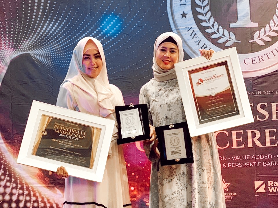 Pebisnis Putri Wulandari (kanan) meraih Best Innovation Award.