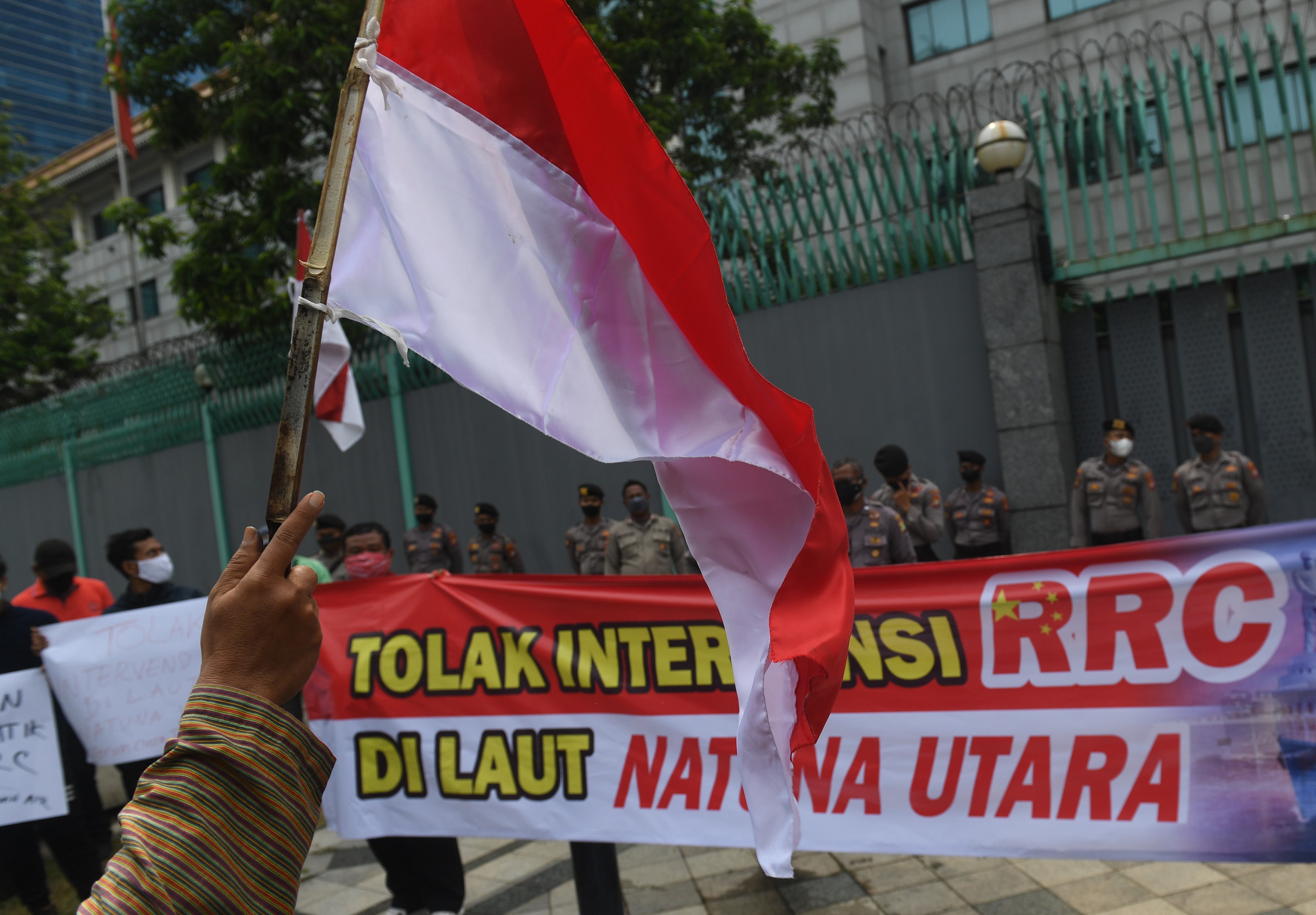 Massa Forum Cinta Tanah Air berunjuk rasa di depan Kedubes Republik Rakyat China, menolak intervensi RRC atas klaim wilayah Natuna Utara