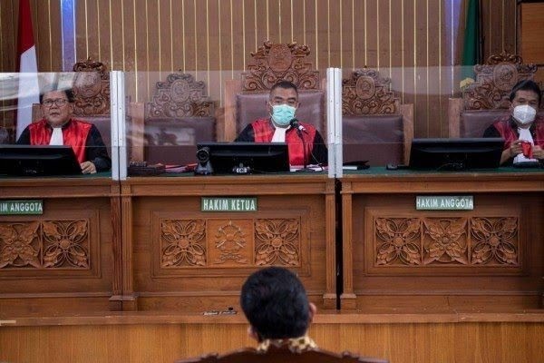Ketua Majelis Hakim kasus pembunuhan berencana Nofriansyah Yosua Hutabarat alias Brigadir Wahyu Imam Santoso (tengah)