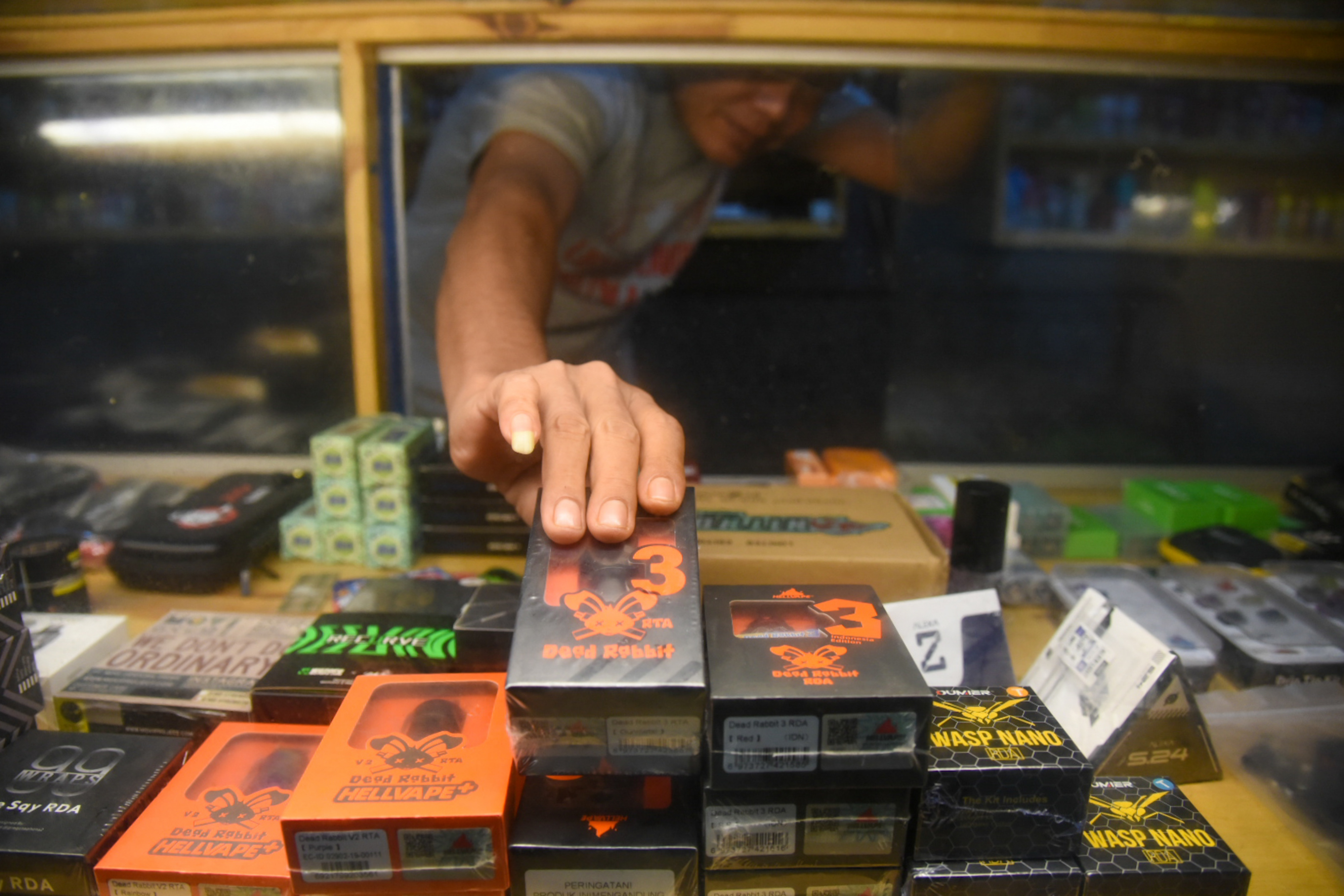  ROKOK ELEKTRIK: Penjual menata produk rokok elektrik. Pengunaan rokok jenis ini terus meningkat di masyarakat.