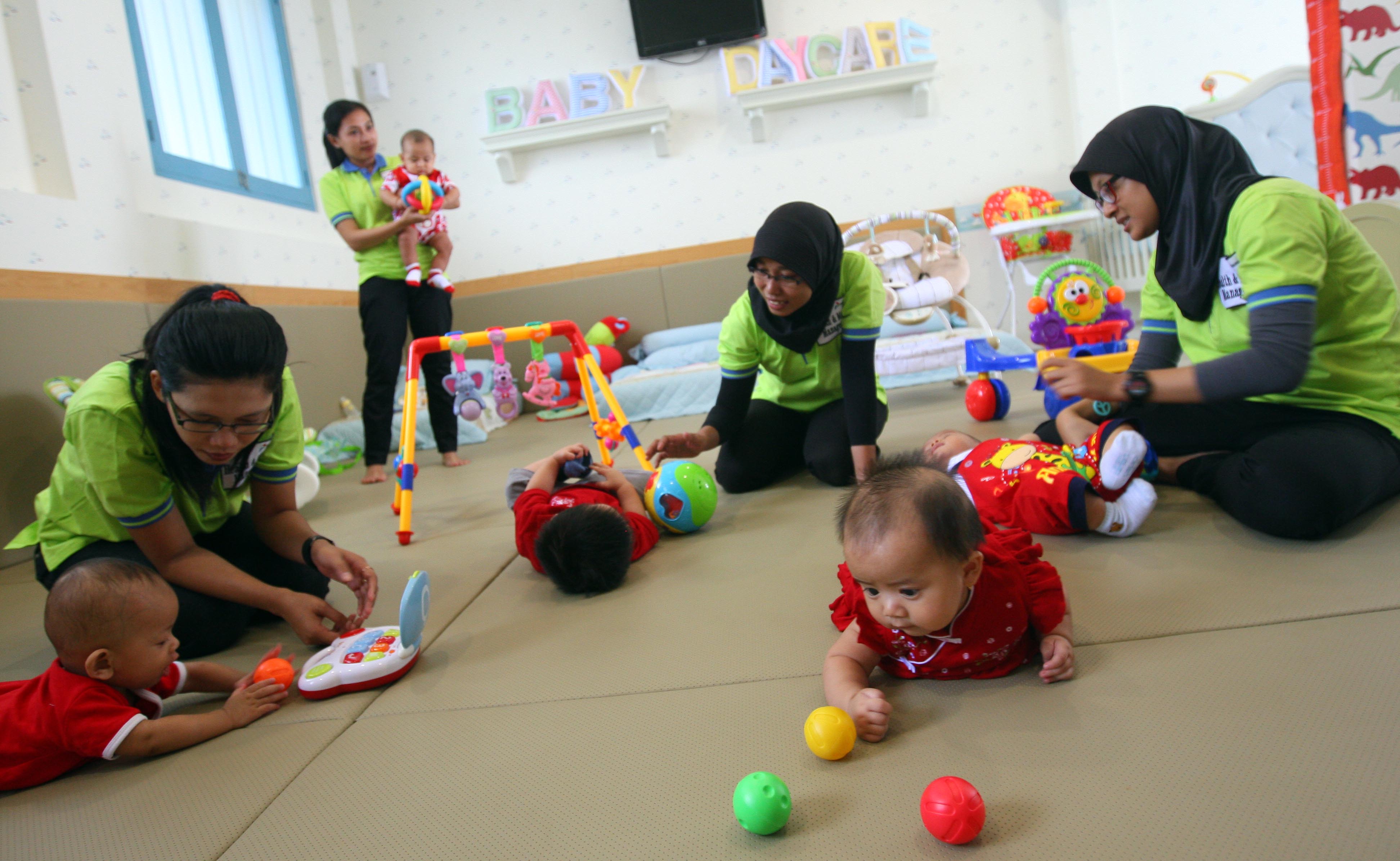 Sejumlah pengasuh mengajak bermain balita yang dititipkan di ruang Baby Day Care Pertamina di kantor pusat Pertamina, Jakarta.