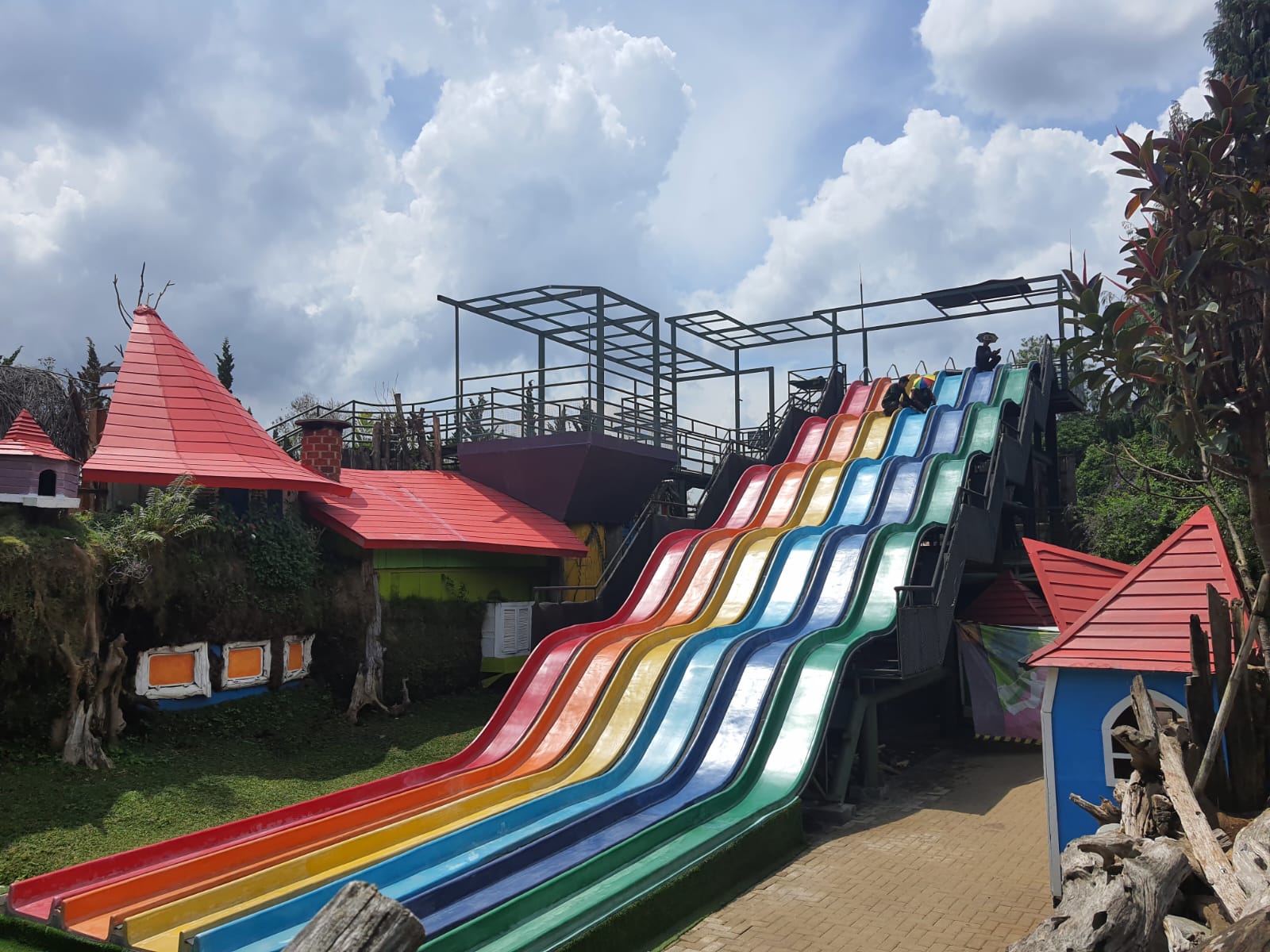 Farmhouse Lembang, Jawa Barat, mengoperasikan wahana baru Hobit Slide