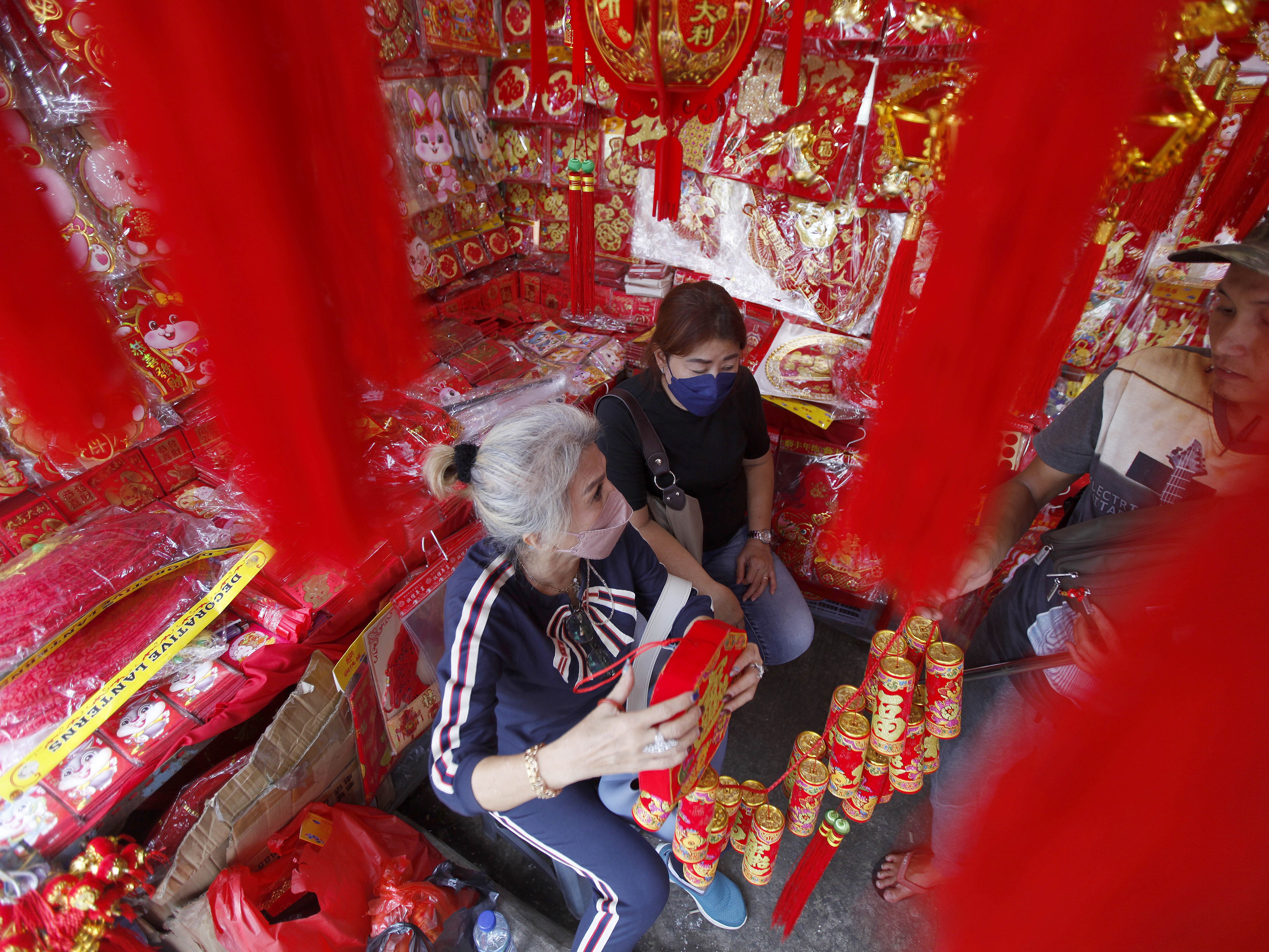 Masyarakat Tionghoa membeli pernak-pernik khas Hari Raya Imlek yang dijual para pedagang mulai ramai seperti yang terlihat di Mangga Besar.