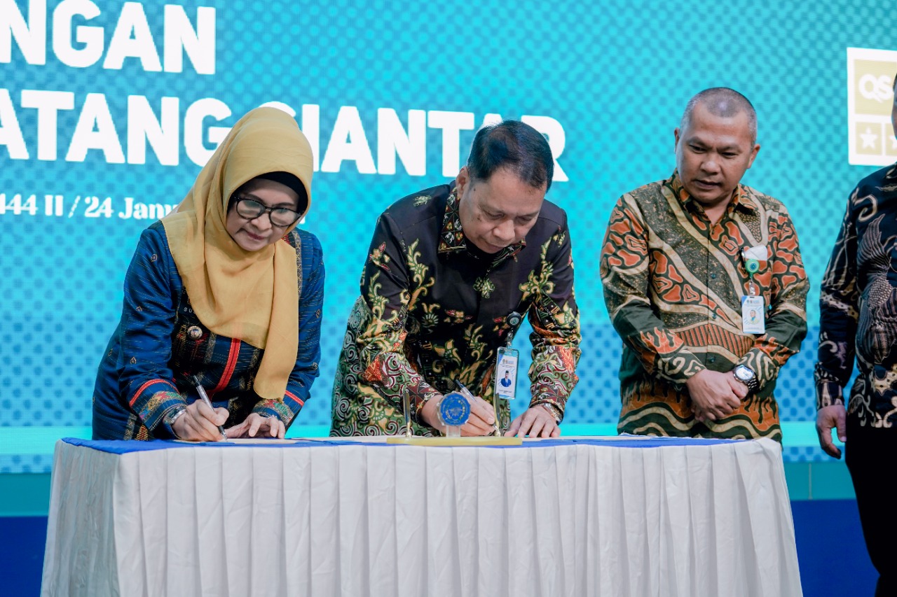  Wali Kota Pematangsiantar Susanti Dewayani dan Rektor UMSU Prof Agussani menandatangani kesepakatan kerja sama