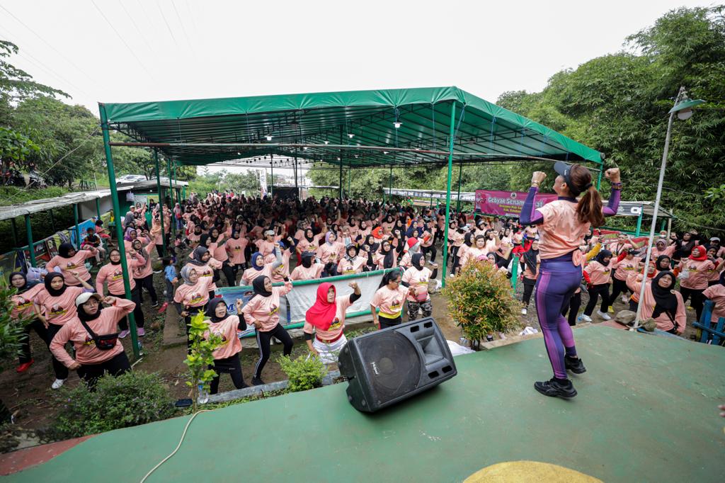 Perempuan muda dan baya, emak-mak di Kabupaten Bandung antusias mengikuti senam bersama yang diadakan Mak Ganjar Jabar, Senin (23/1/2023)