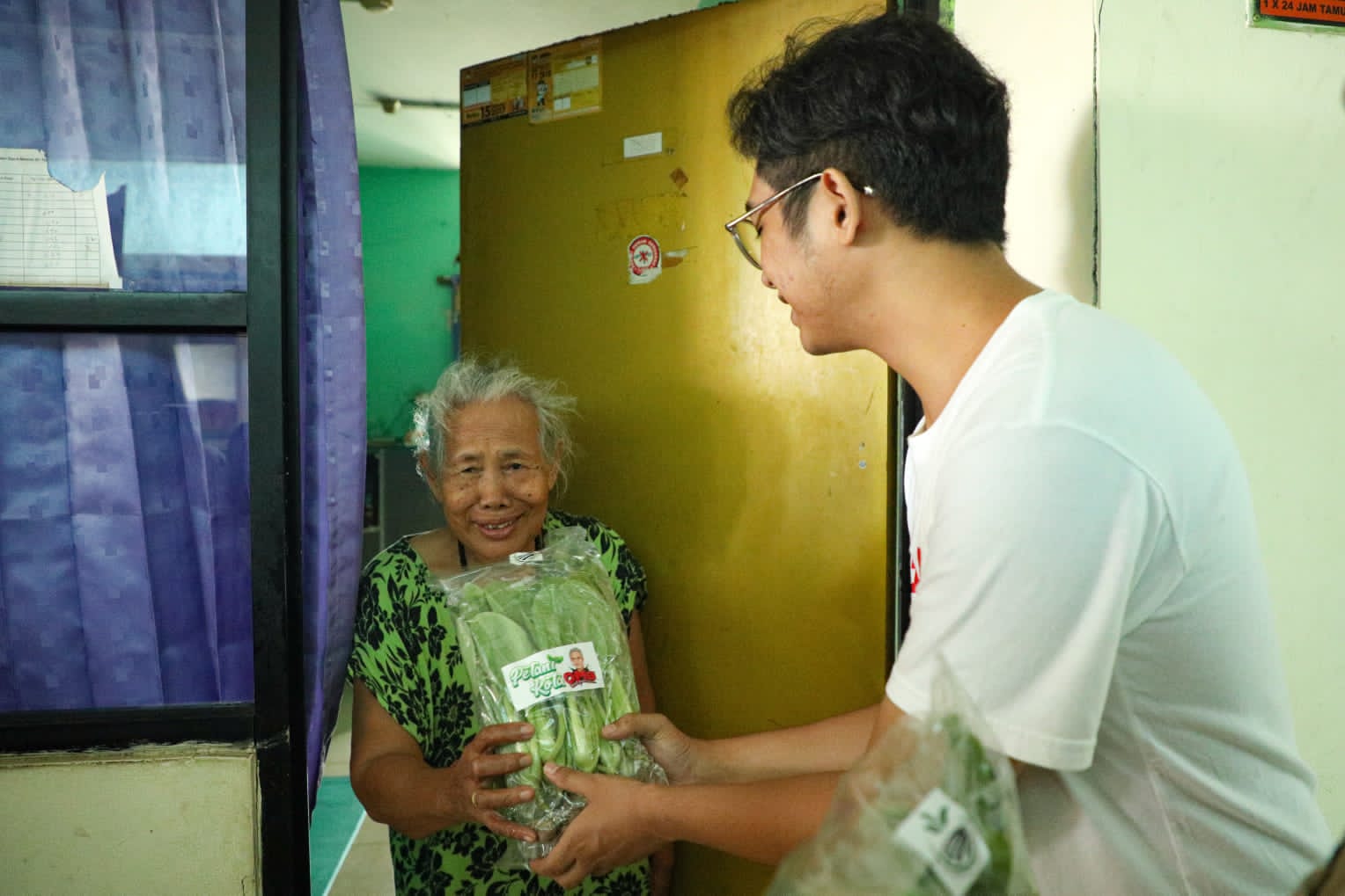  Relawan Orang Muda Ganjar (OMG) membagikan 1.300 paket sayuran segar ke warga Rusunawa Marunda, Jakarta Utara, Jumat (27/1/2023).