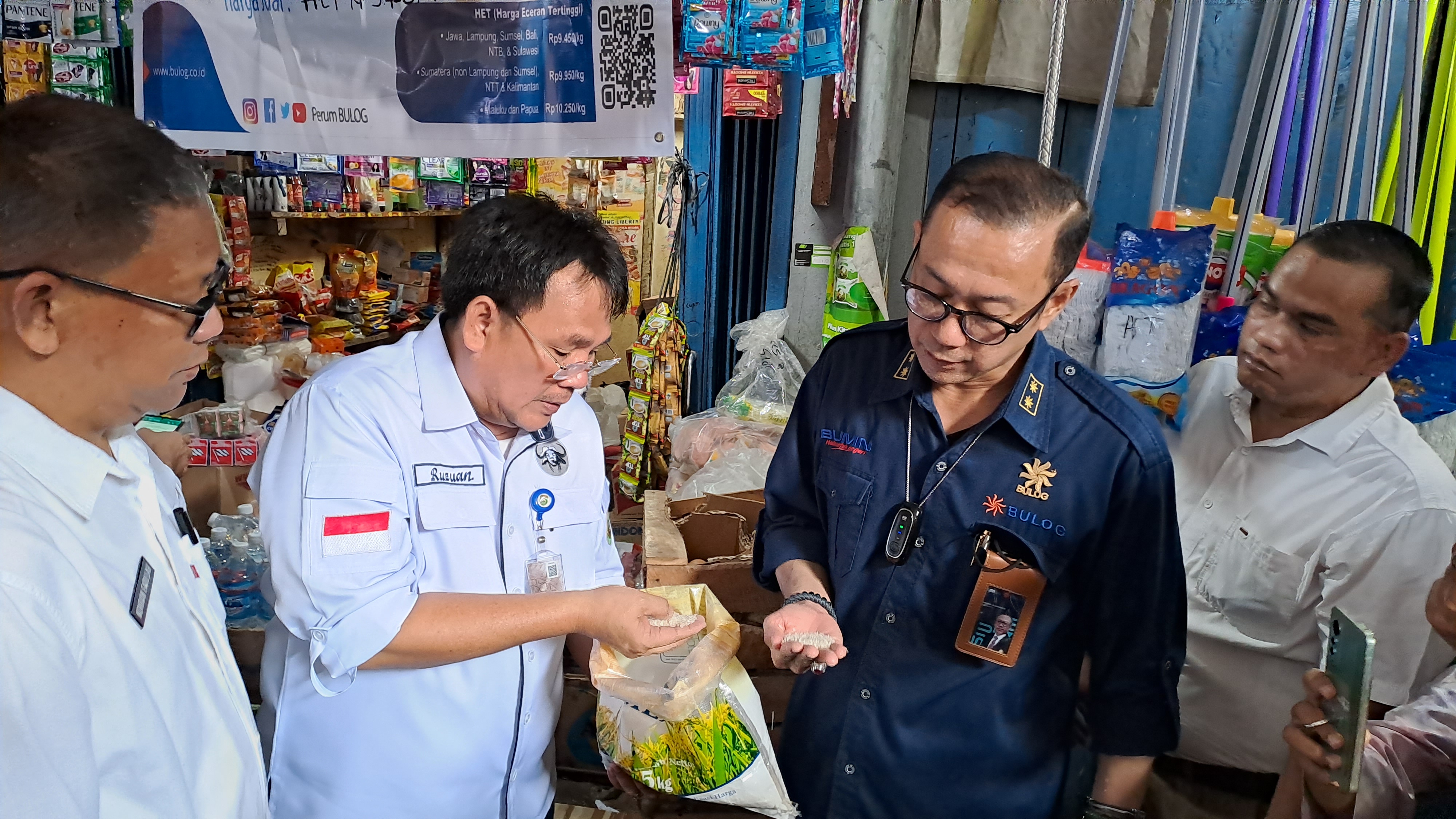 Kepala Bulog Kantor Wilayah Sumsel Babel, Mohamad Alexander bersama TPID Sumsel melakukan peninjauan dan pengecekan pasokan dan harga pangan
