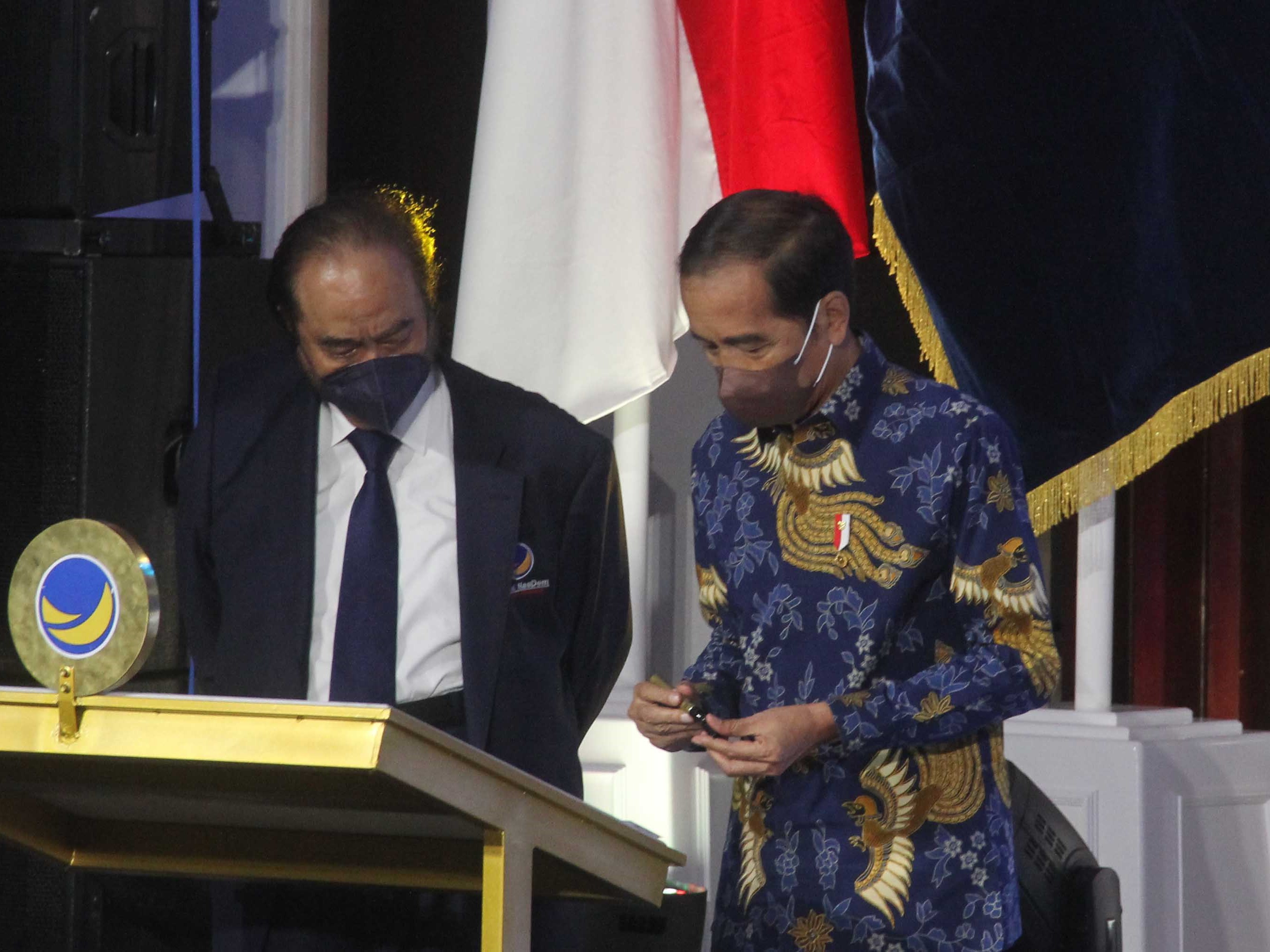 Presiden Jokowi didampingi Ketua Umum Partai NasDem Surya Paloh setellah meresmikan NasDem Tower kantor DPP Partai NasDem.