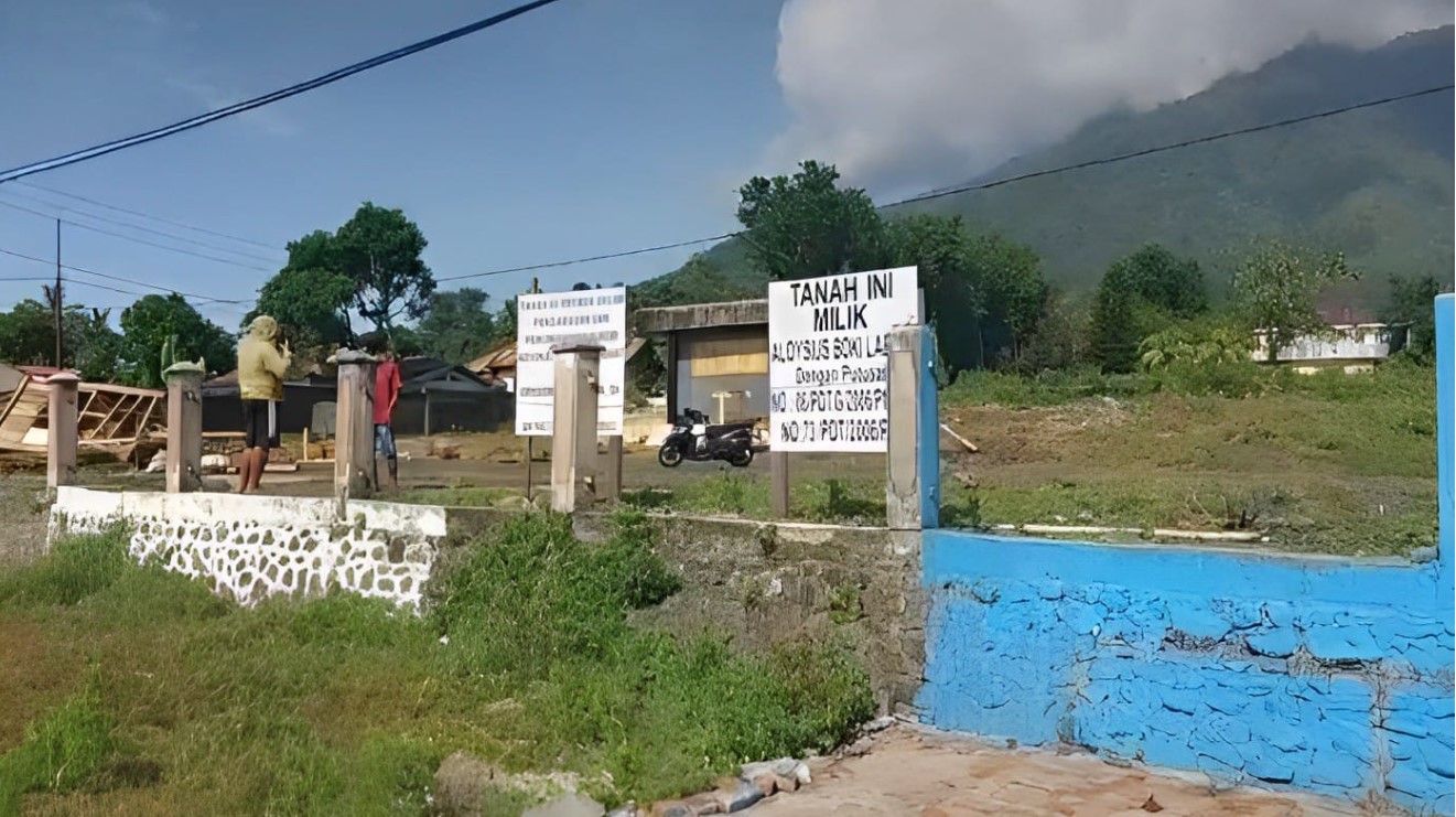Papan nama yang dipasang ahli waris dan keluarga besar Labina lahan tanah eks Kantor PU Flotim.