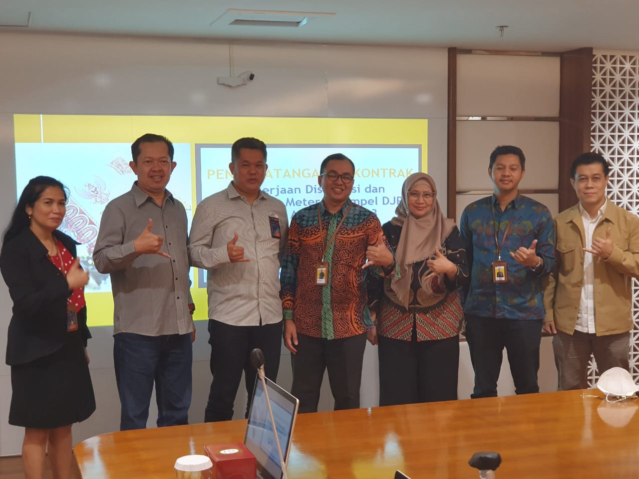 PT Pos Indonesia dan Ditjen Pajak melakukan teken kontrak pendistribusian dan penjualan materai tempel (fisik) di Jakarta.