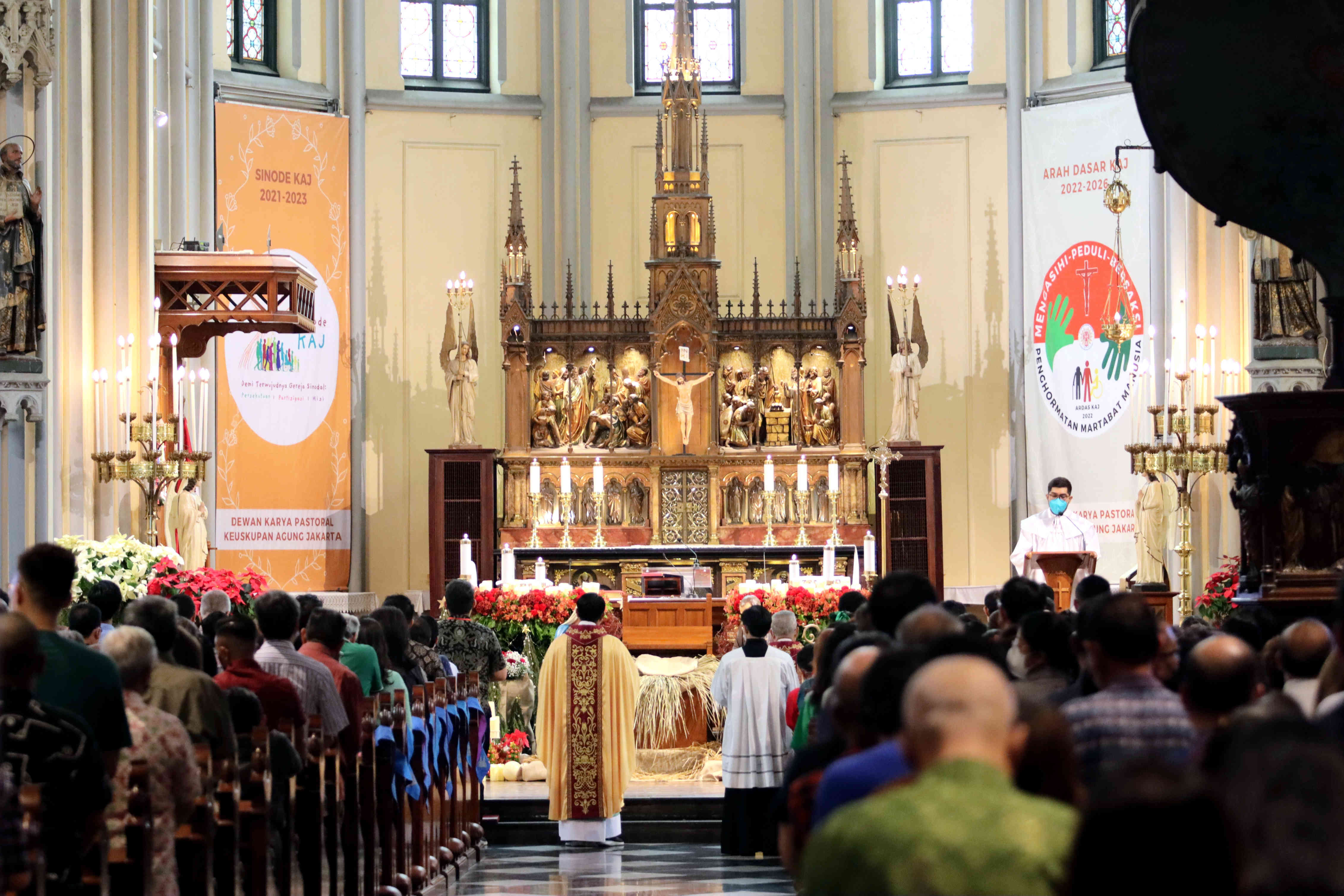 Ilustrasi--Umat Katolik mengikuti misa malam Natal di Gereja Katedral, Jakarta.