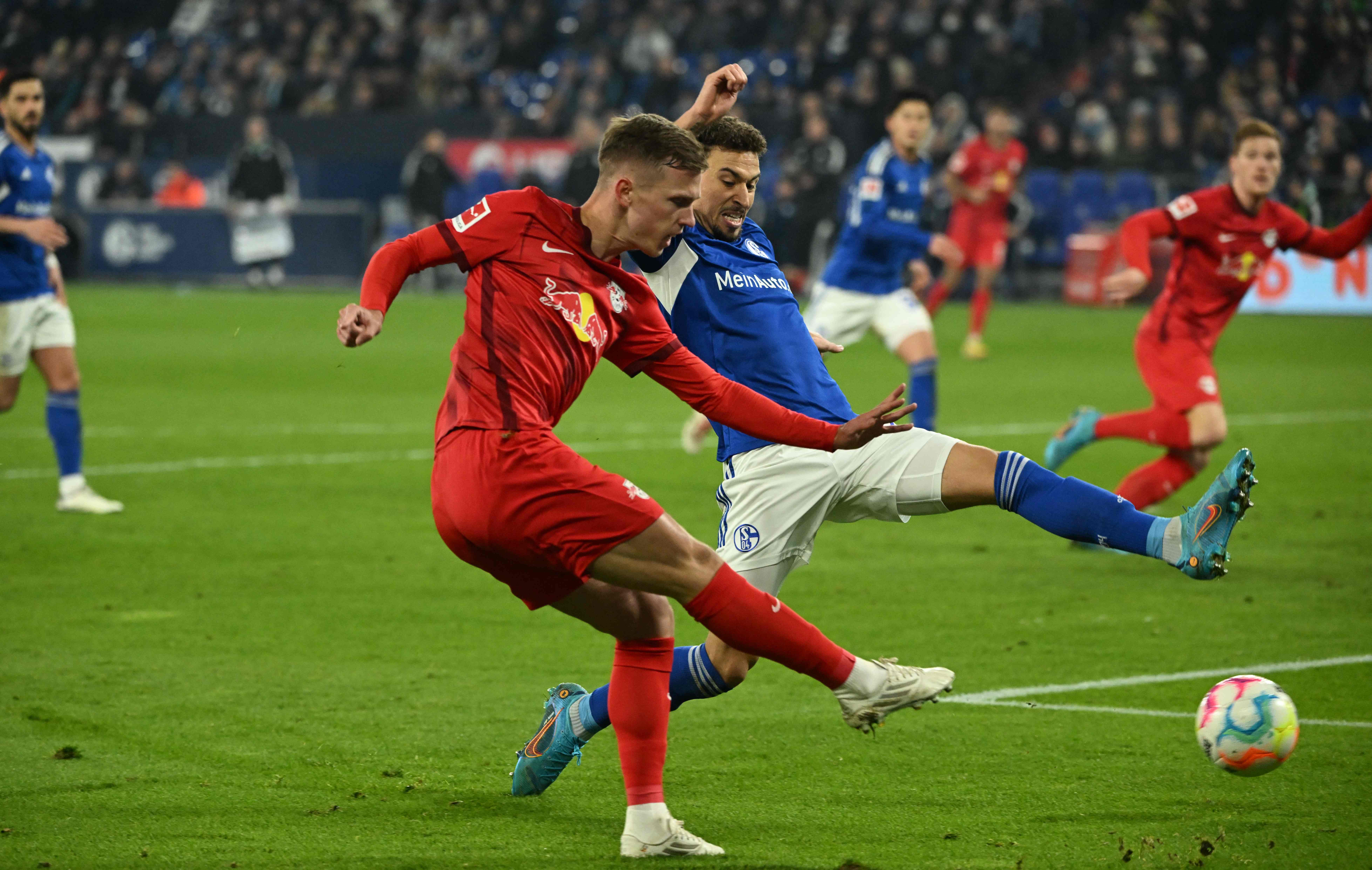 Gelandang RB Leipzig Dani Olmo melepaskan tendangan dalam laga Bundesliga melawan Schalke.