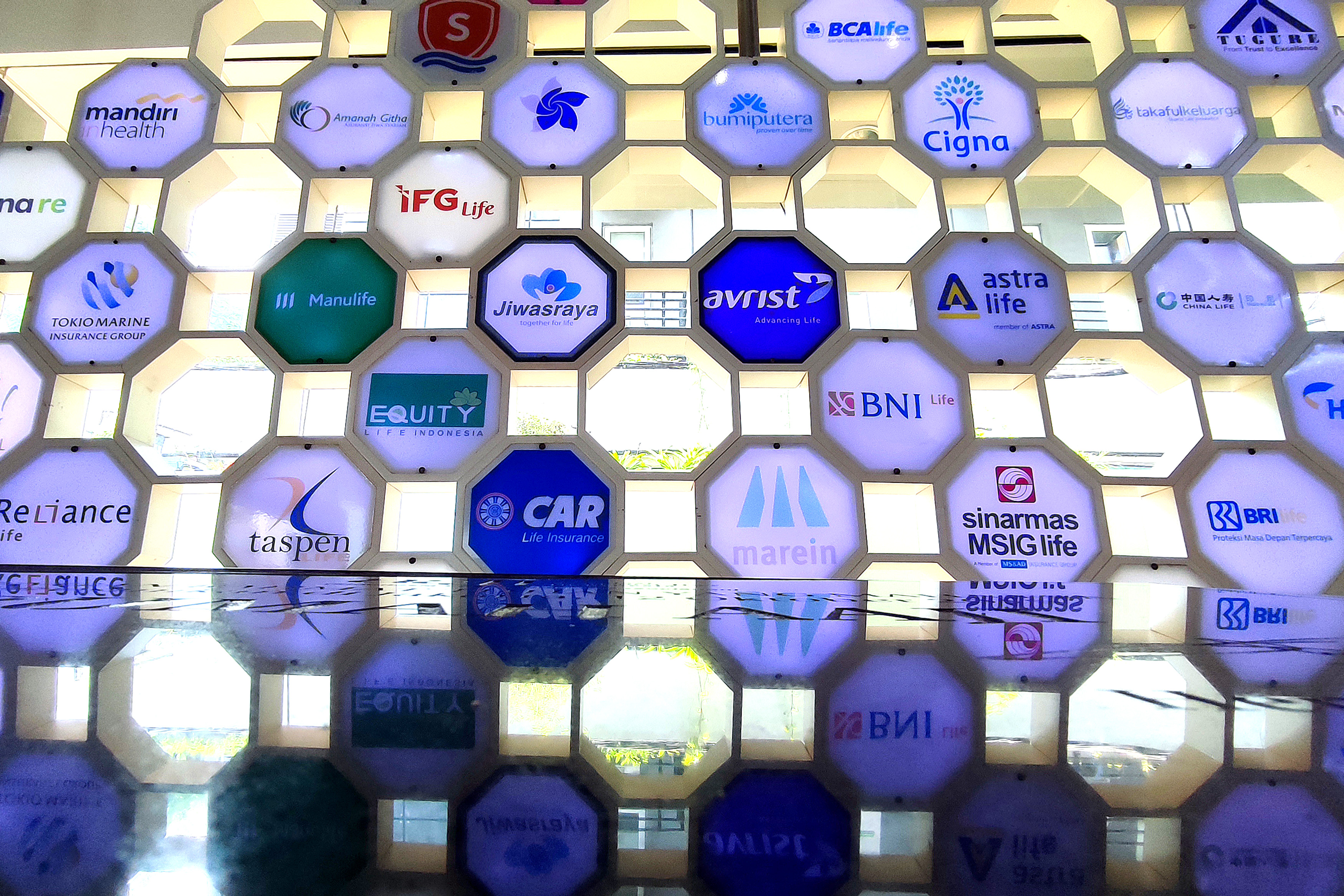 Sejumlah perusahaan penyedia produk asuransi jiwa yang terpampang di Kantor Asosiasi Asuransi Jiwa Indonesia (AAJI), Jakarta, Kamis (12/1).