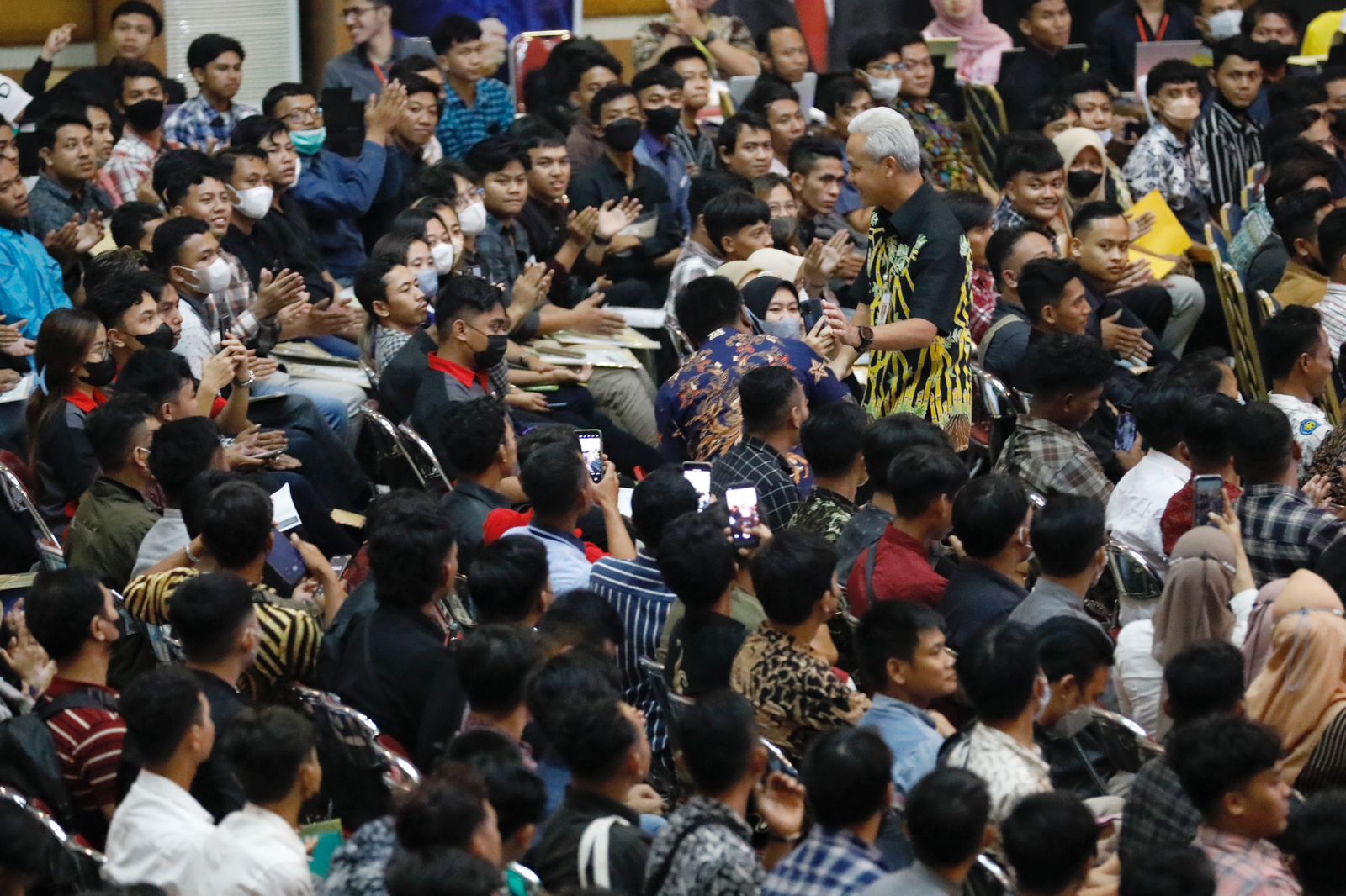 Gubernur Jateng Ganjar Pranowo di tengah-tengah mahasiswa di Semarang, Jateng