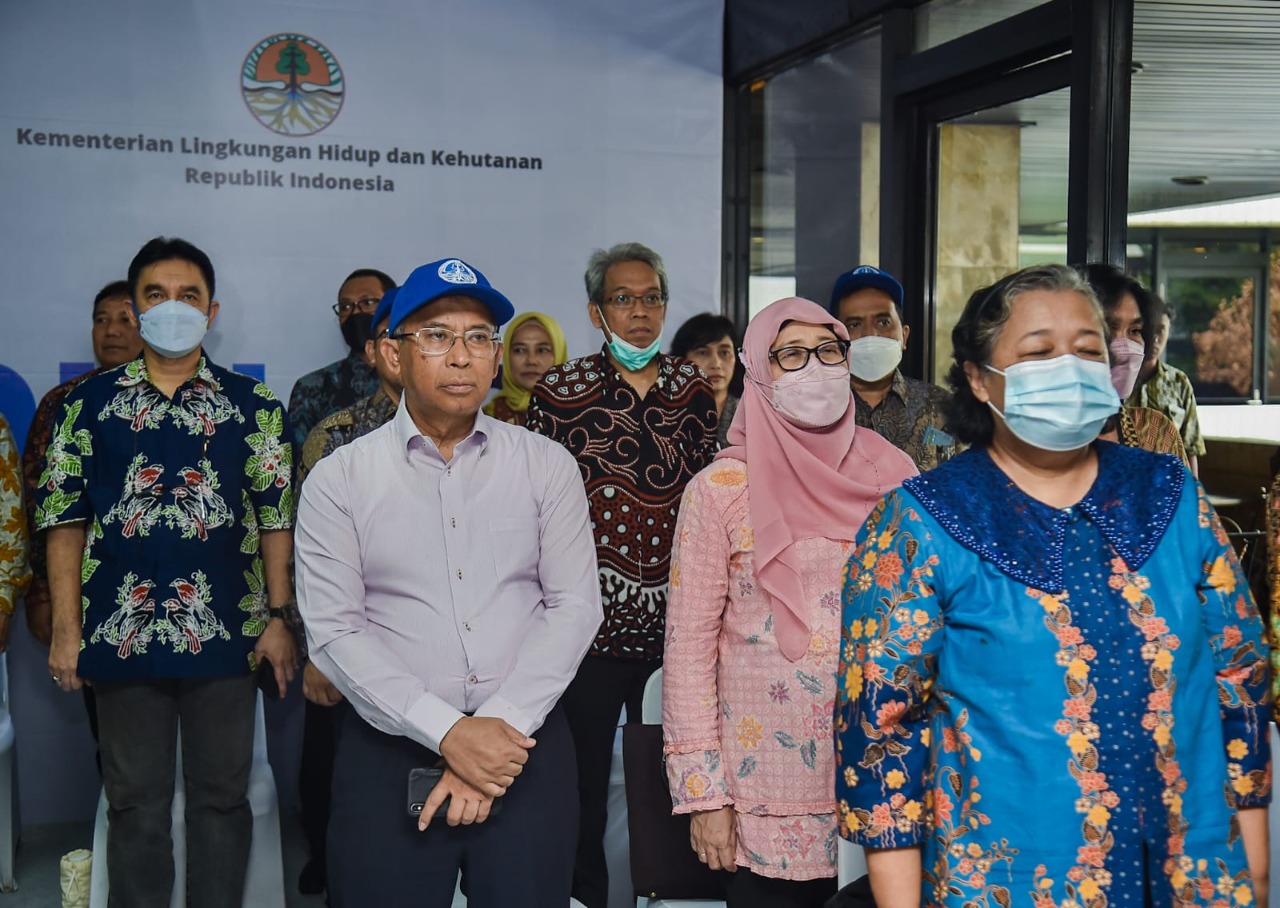Dekan Fakultas Kehutanan Universitas Gadjah Mada (UGM) Yogyakarta, Dr. Sigit Sunarta (kedua dari kiri).