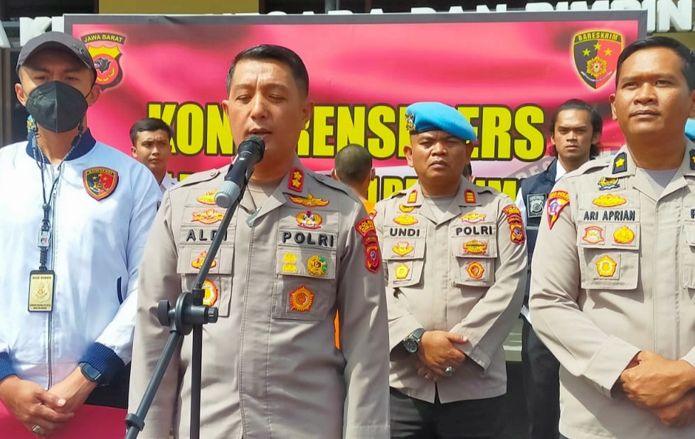 Kapolres Cimahi AKB Aldi Subartono saat ekspose kasus pembacokan yang dilakukan oleh anggota geng motor kepada warga, Kamis (26/1).