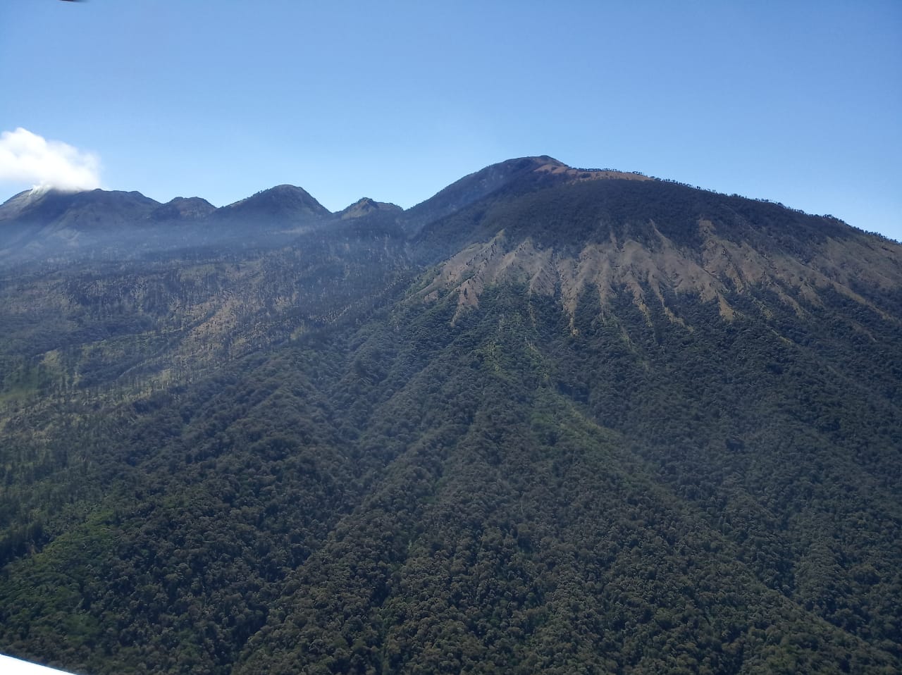 Foto udara Gunung Arjuno yang terletak di antara Kota Batu, Kabupaten Malang, Kabupaten Pasuruan, Jawa Timur.