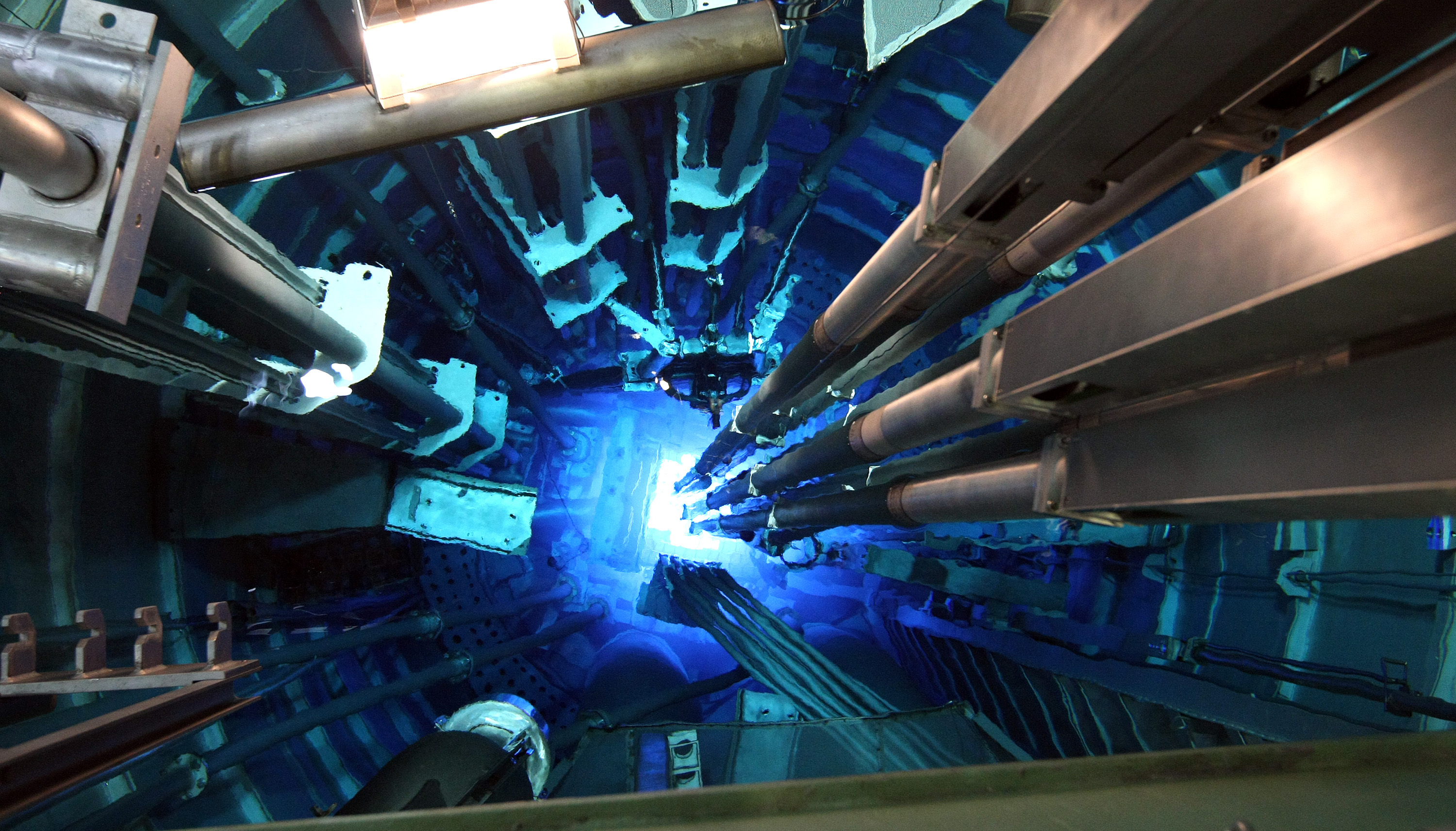 Inti nuklir berwarna biru di dalam kolam reaktor riset nuklir di reaktor serba guna G.A. Siwabessy milik Badan Tenaga Atom (BATAN), Serpong.