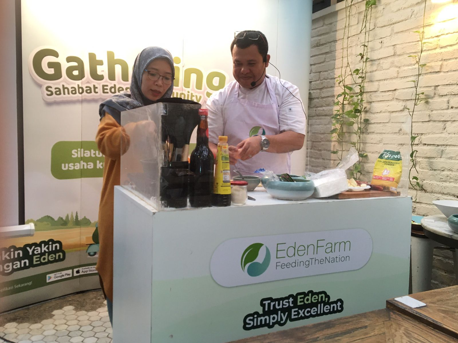 Chef Hady Chandra bersama dengan salah satu pelanggan setia EdenFarm, saat melakukan demo masak menu asal Thailand.