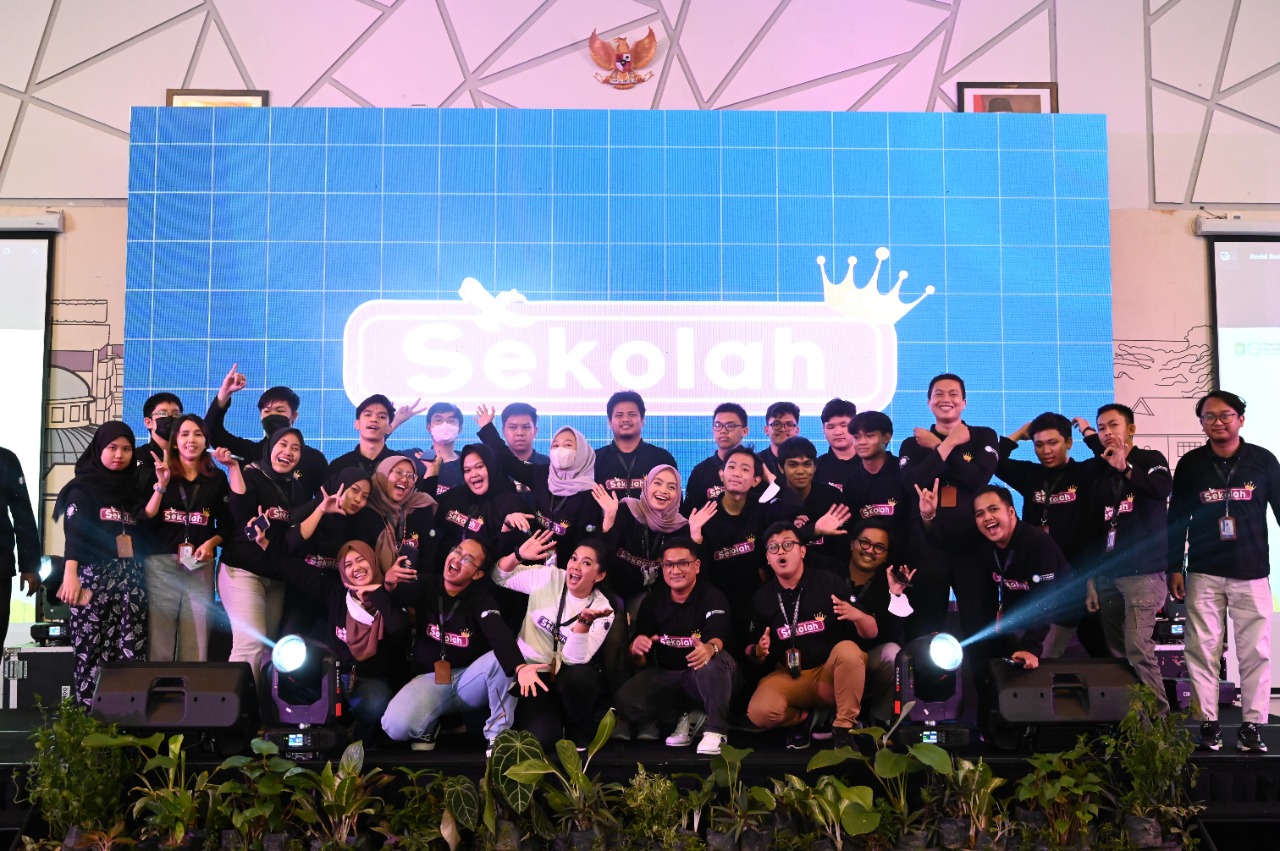 Tim perusahaan edutech asal Pontianak, SekolahPro, berpose bersama.