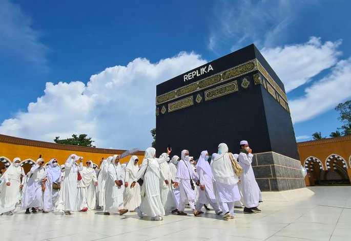 Calon jemaah haji sedang melakukan manasik haji sebelum berangkat ke tanah suci.