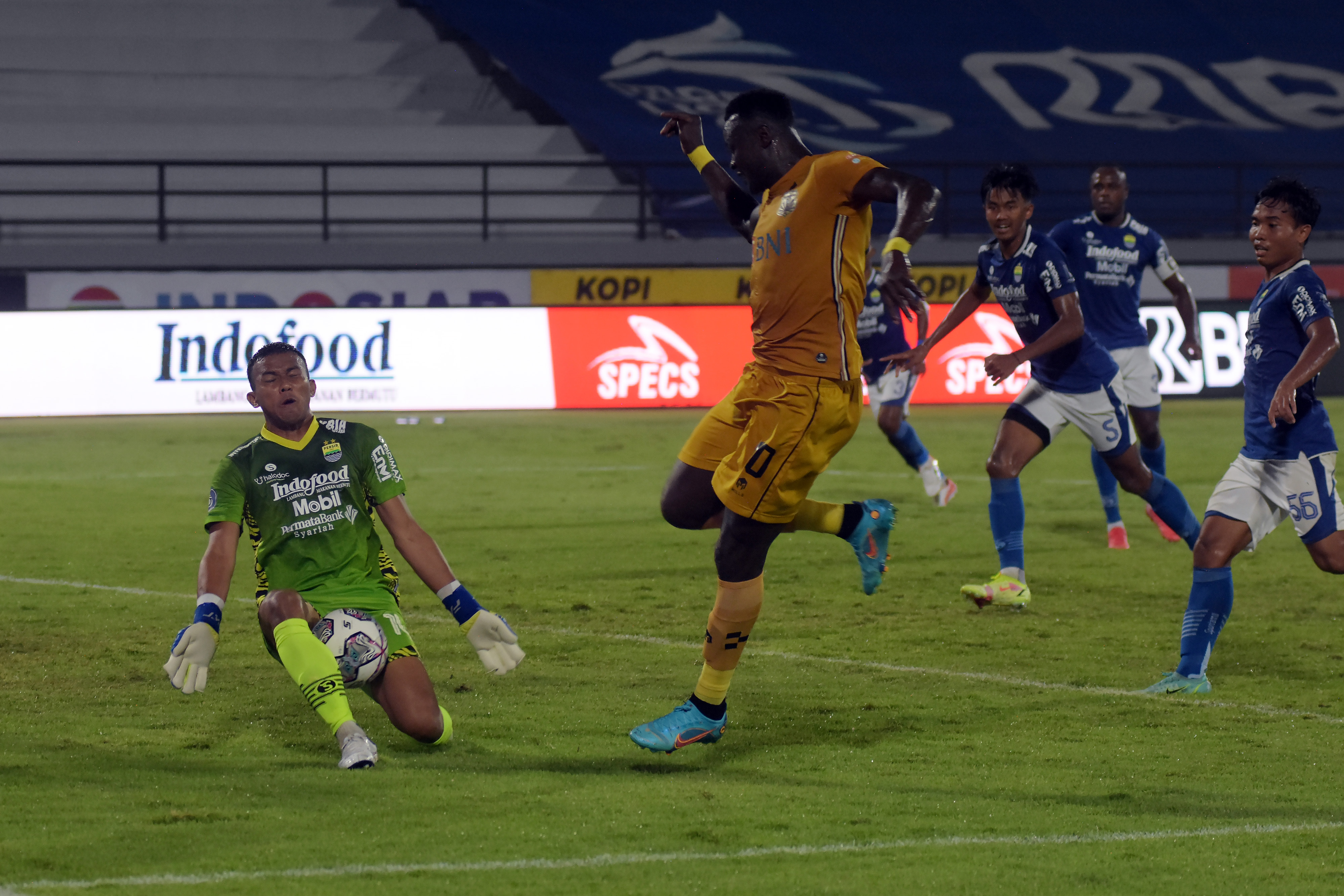 Penjaga gawang Persib Teja Paku Alam (kiri)