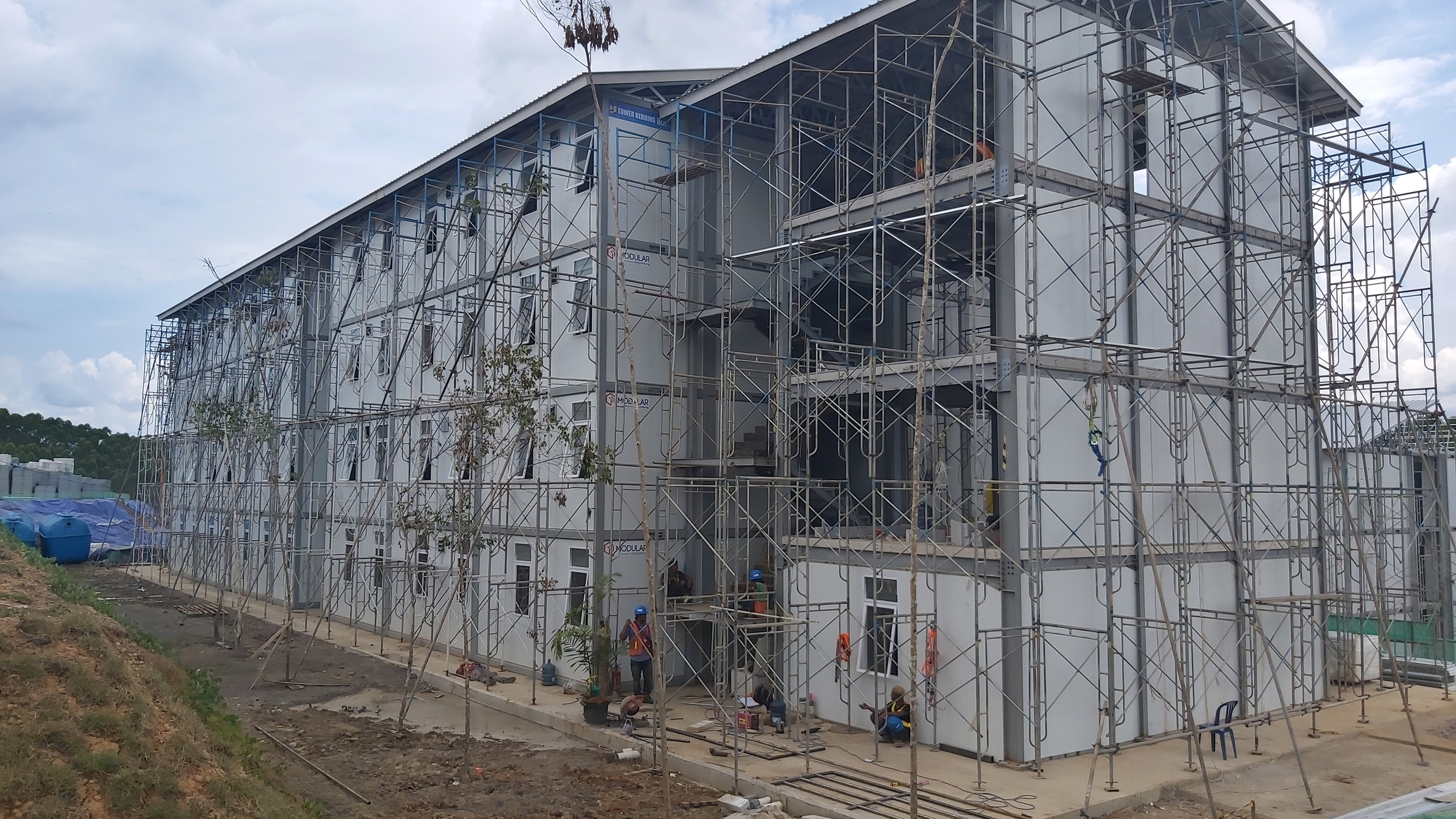 Aktivitas pekerja membangun tower hunian bagi pekerja konstruksi IKN Nusantara di Penajam Paser Utara, Kalimantan Timur.