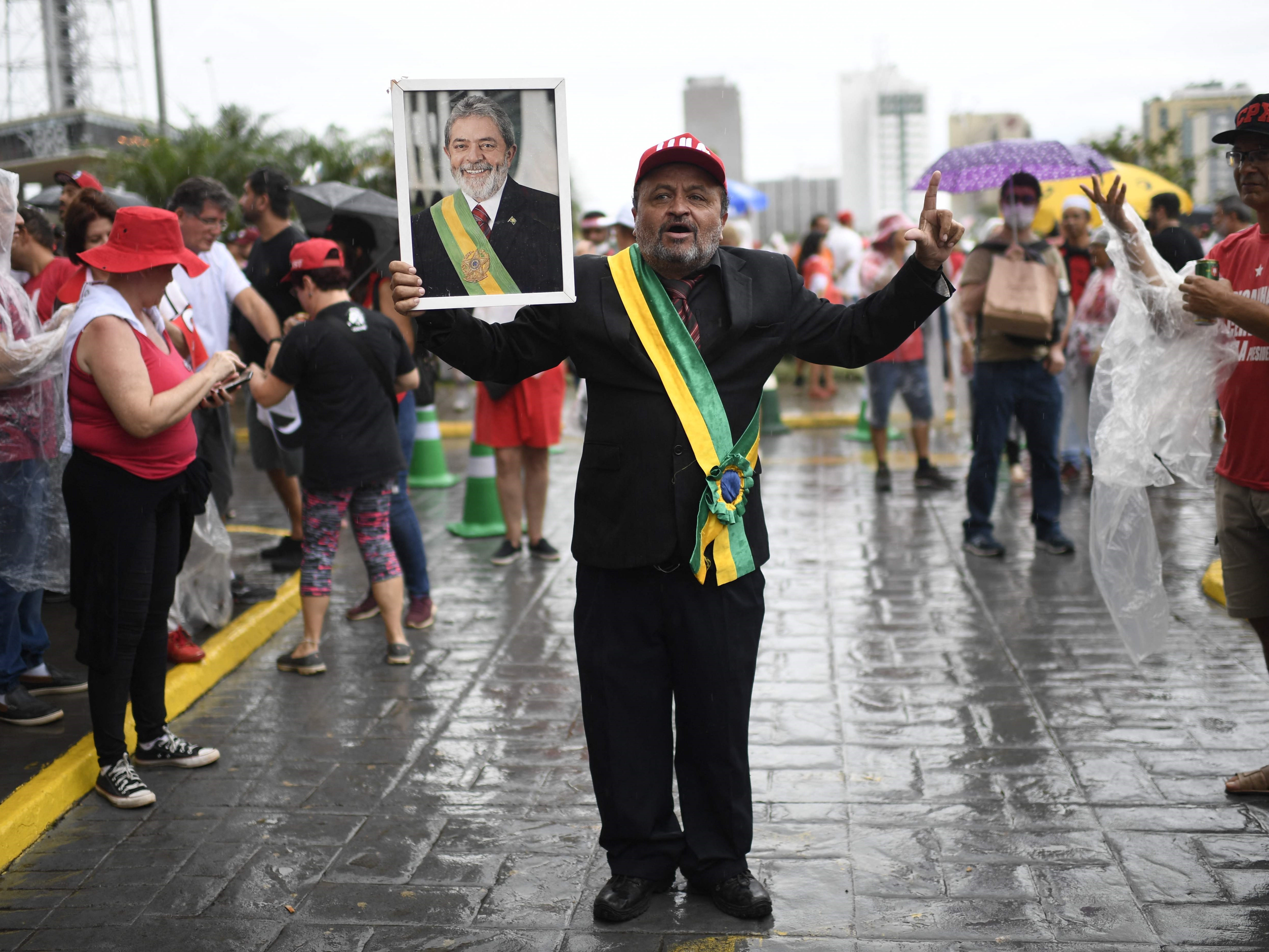 Seorang pendukung Presiden terpilih Luiz Inacio Lula da Silva mengenakan kostum Lula di depan hotel tempatnya menginap di Brasilia.