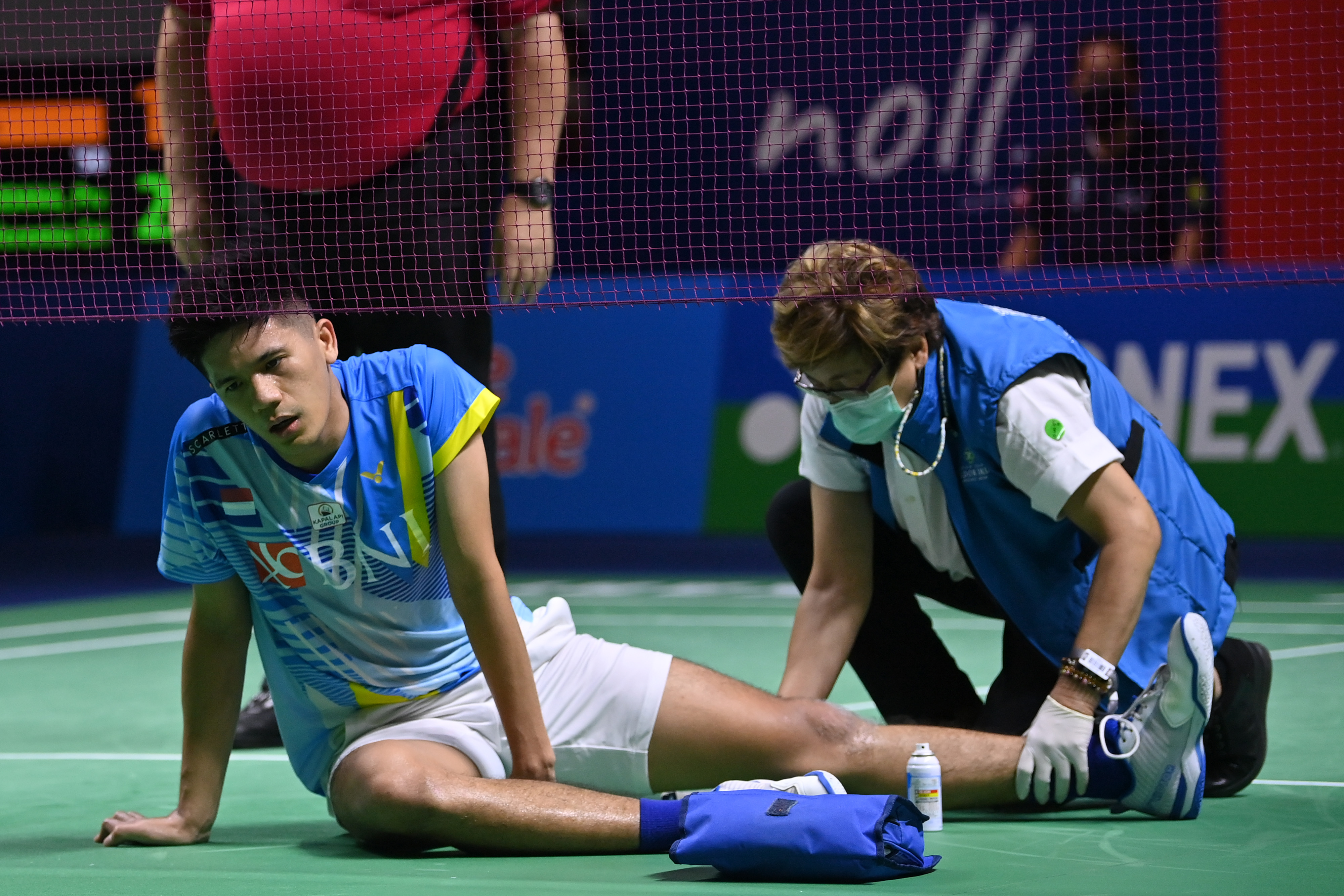 Pebulutangkis ganda putra Indonesia, Yeremia Erich Yoche Yacob Rambitan (kiri) saat mengalami cedera pada Indonesia Terbuka 2022 lalu.