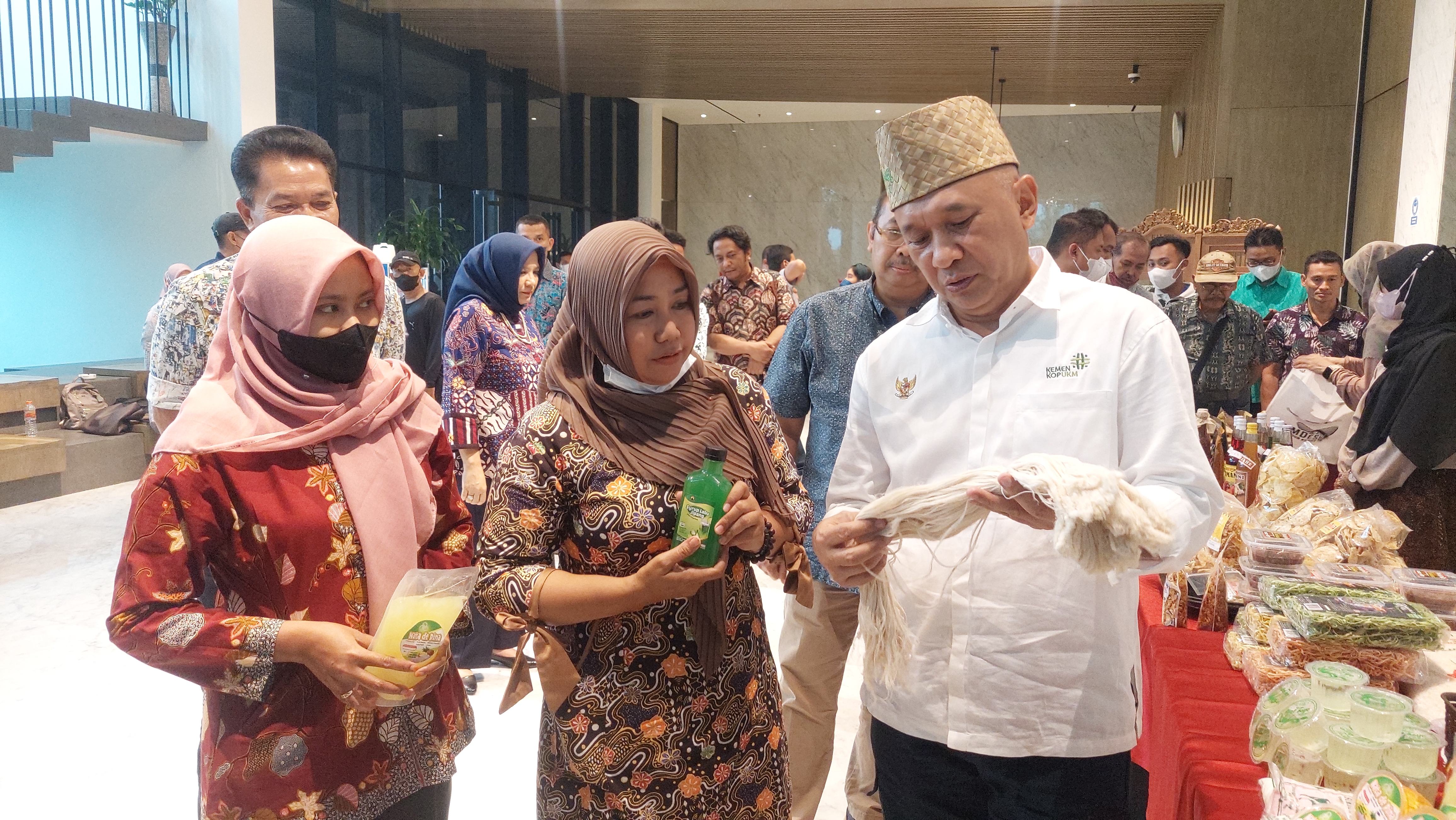 Menkop UKM Teten Masduki saat mengunjungi stand UMKM yang dipamerkan di Wisma Djarum, Kota, Kudus, Jumat (4/11/2022).