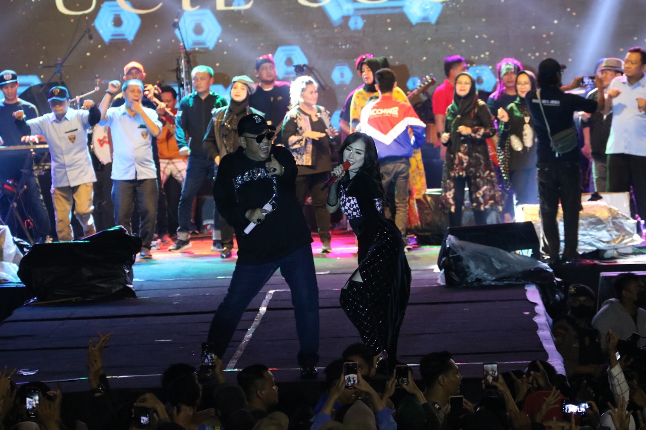 Uci Sucita Duet dengan Wali Kota Tegal saat Malam Tahun Baru