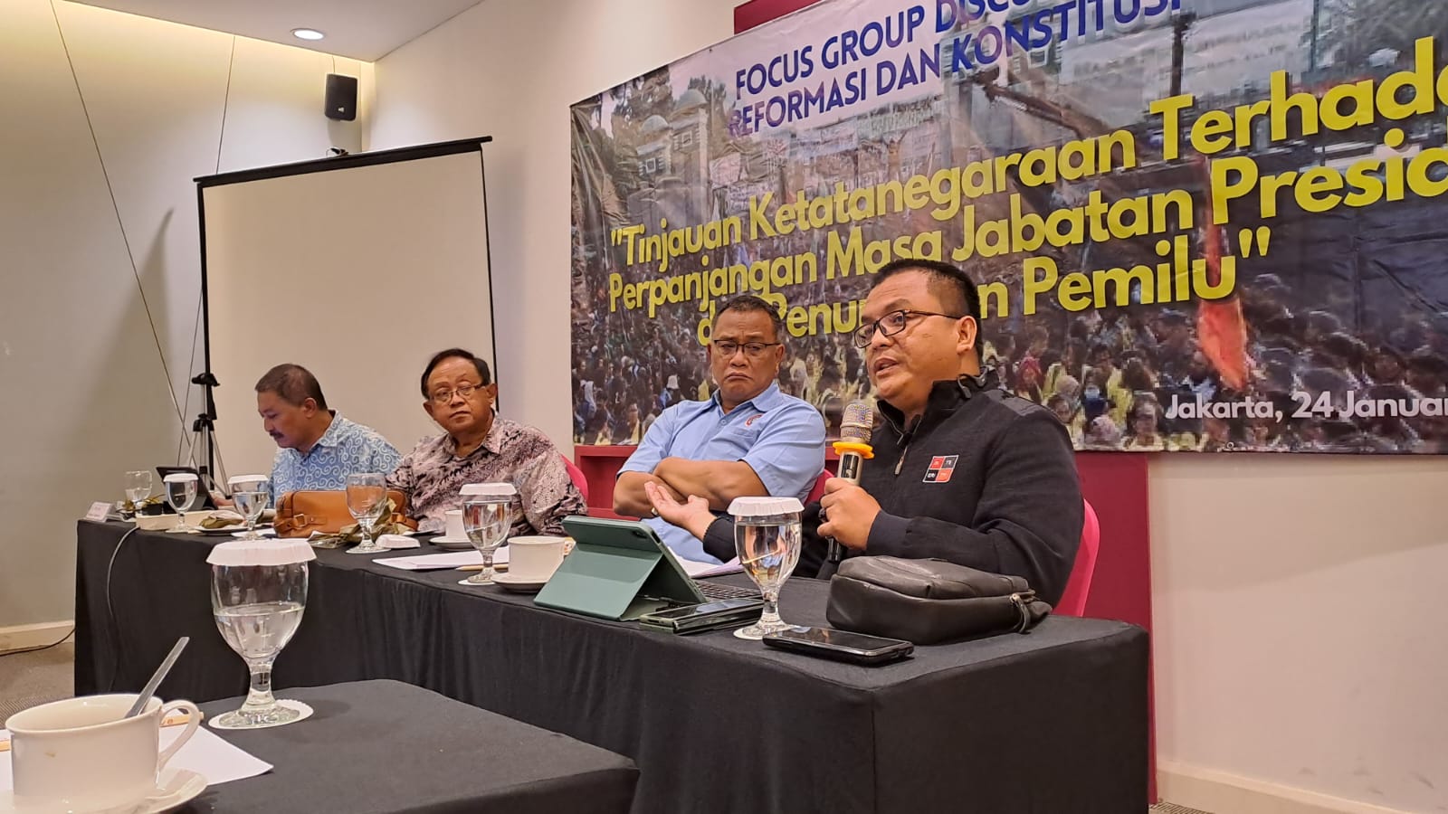 Kiri ke kanan: Denny Indrayana, Moh Jumhur Hidayat, S Indro Tjahyono (Aktivis 77-78), Paskah Irianto (Mantan Ketua LBH Jakarta)