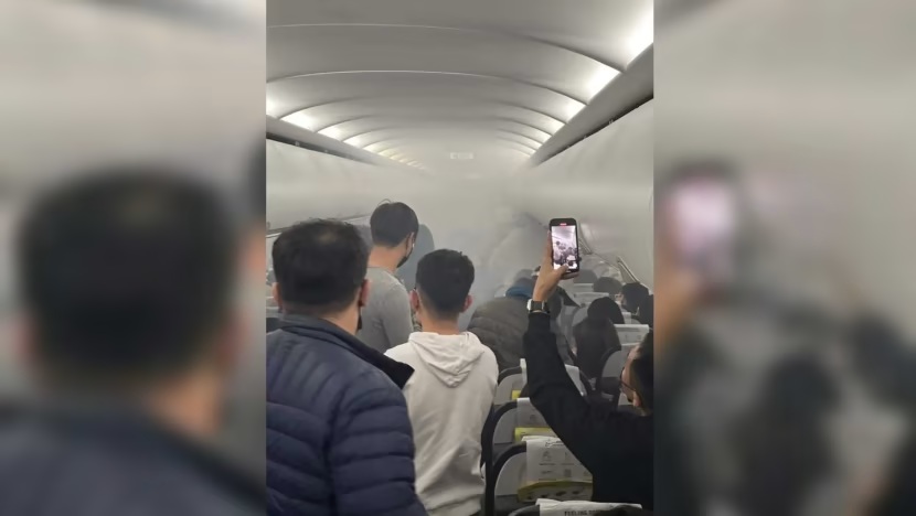 Asap dari 'power bank' yang terbakar milik penumpang memenuhi kabin pesawat Scoot yang siap terbang menuju Bandara Singapura.