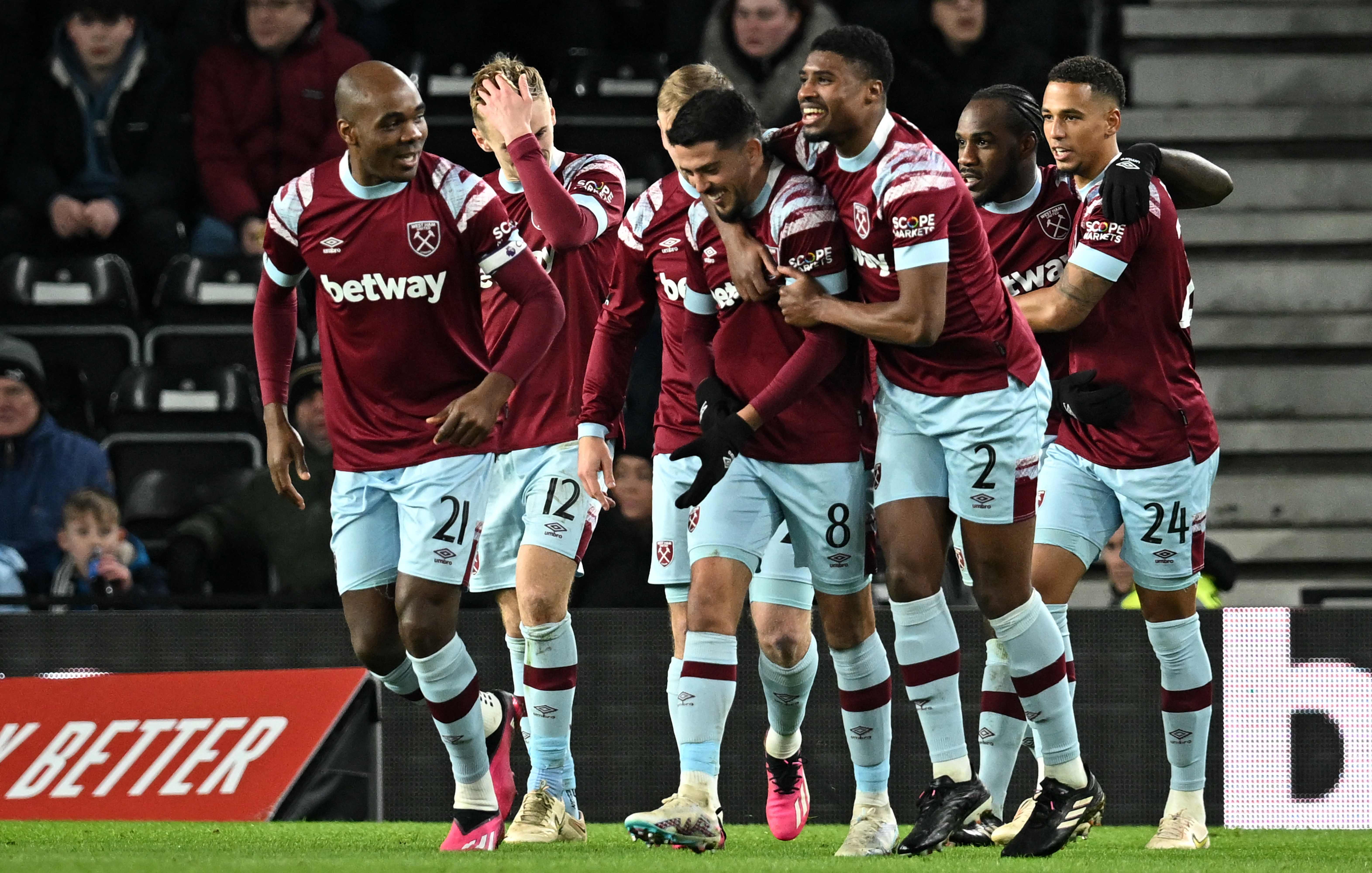 Para pemain West Ham United melakukan selebrasi usai mencetak gol ke gawang Derby County di laga Piala FA.