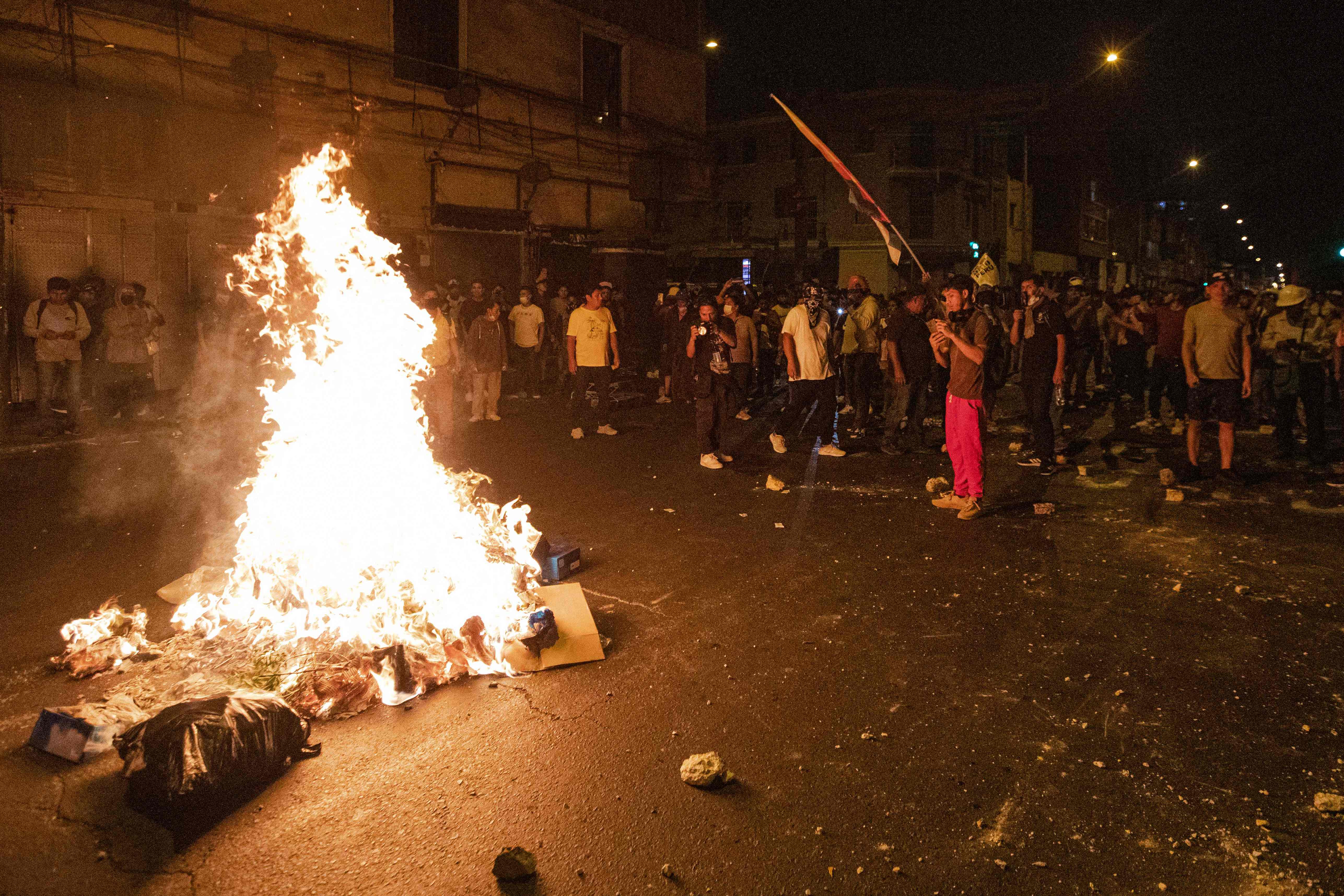 Pengunjuk rasa menyalakan api unggun selama demonstrasi menentang pemerintah Presiden Peru Dina Boluarte di Lima pada Kamis (26/1/2023)