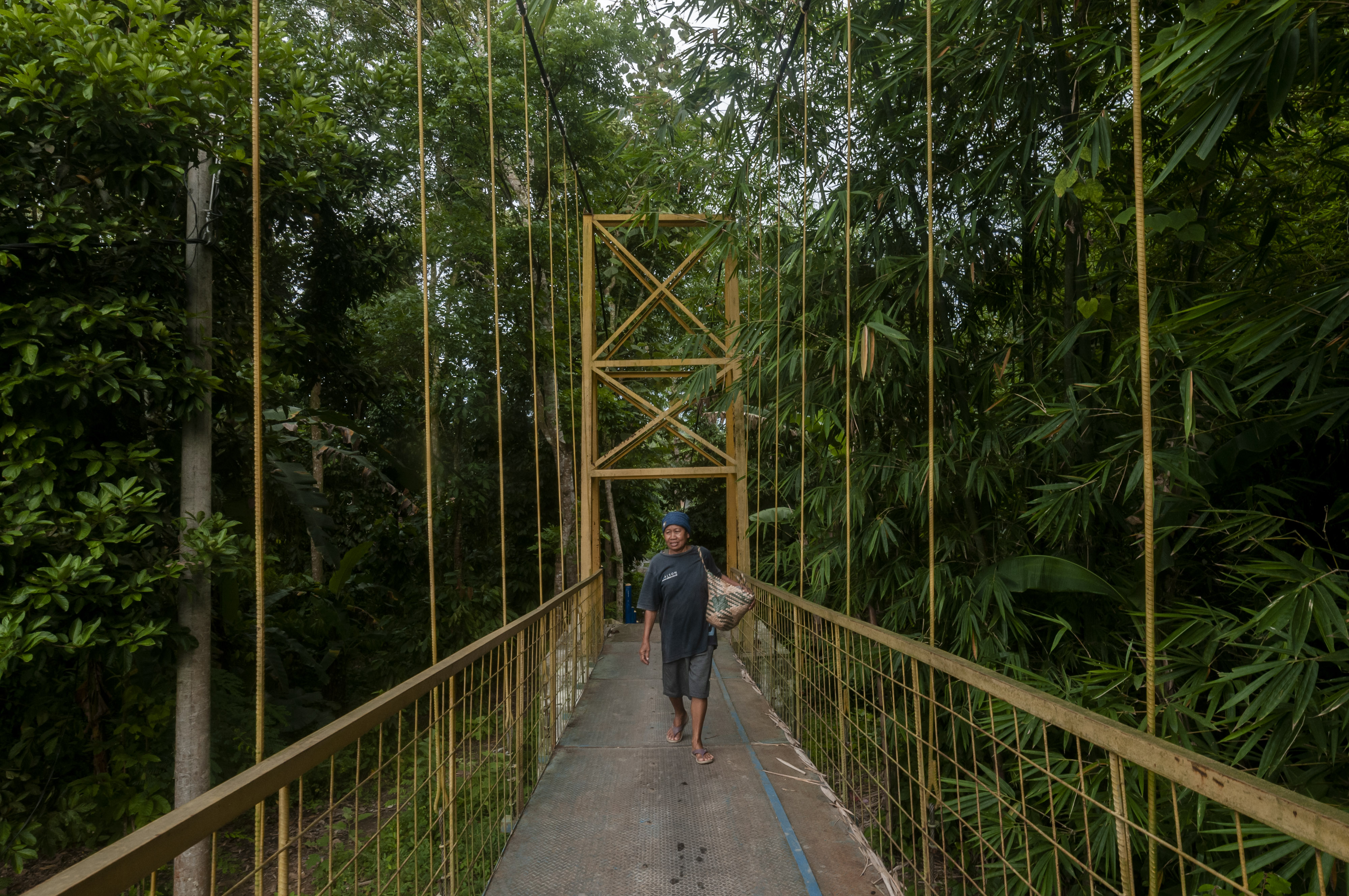 Ilustrasi: Pejalan kaki melintas di jembatan gantung yang dibangun dengan dana desa