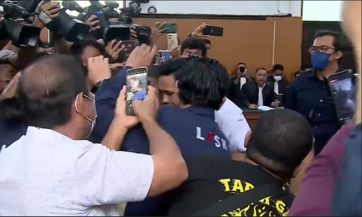 Jelang Sidang, Orangtua Peluk Bharada E