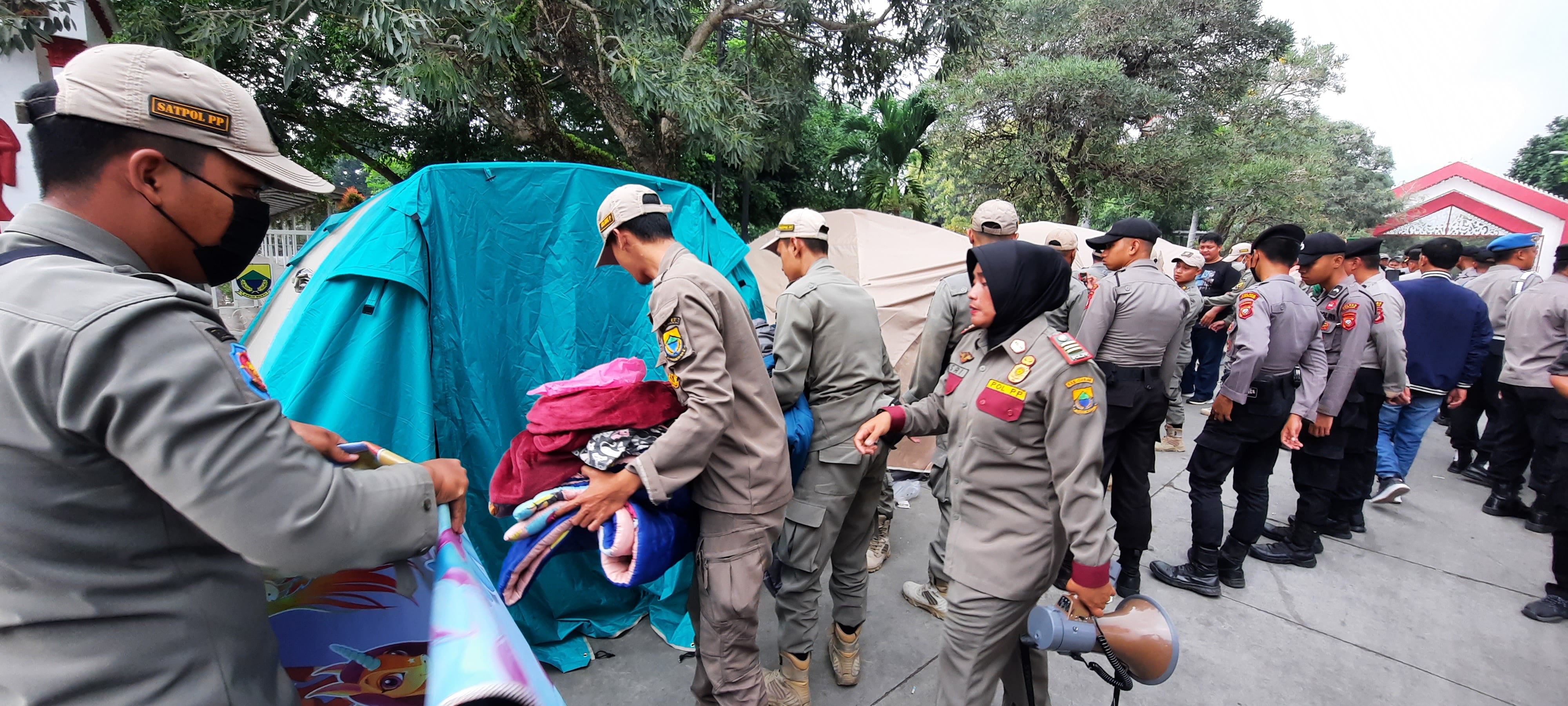 Pembongkaran tenda massa yang mengatasnamakan Aliansi Masyarakat Cianjur Menggugat di depan Kantor Pemkab Cianjur, Selasa (31/1). 