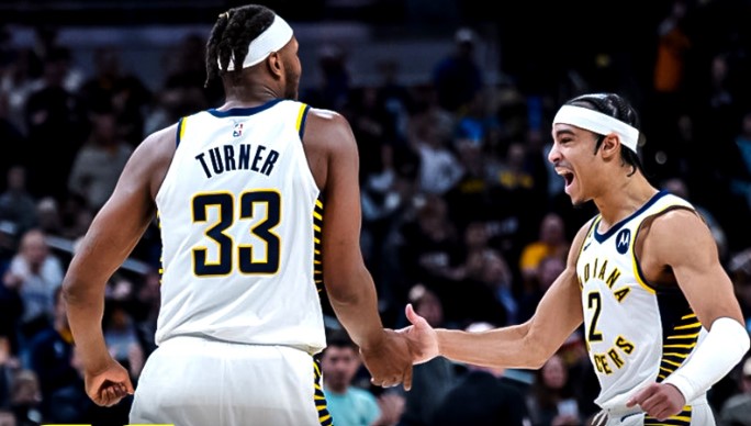 Pemain Indiana Pacers melakukan selebrasi usai mencetak poin dalam laga NBA melawan Charlotte Hornets.