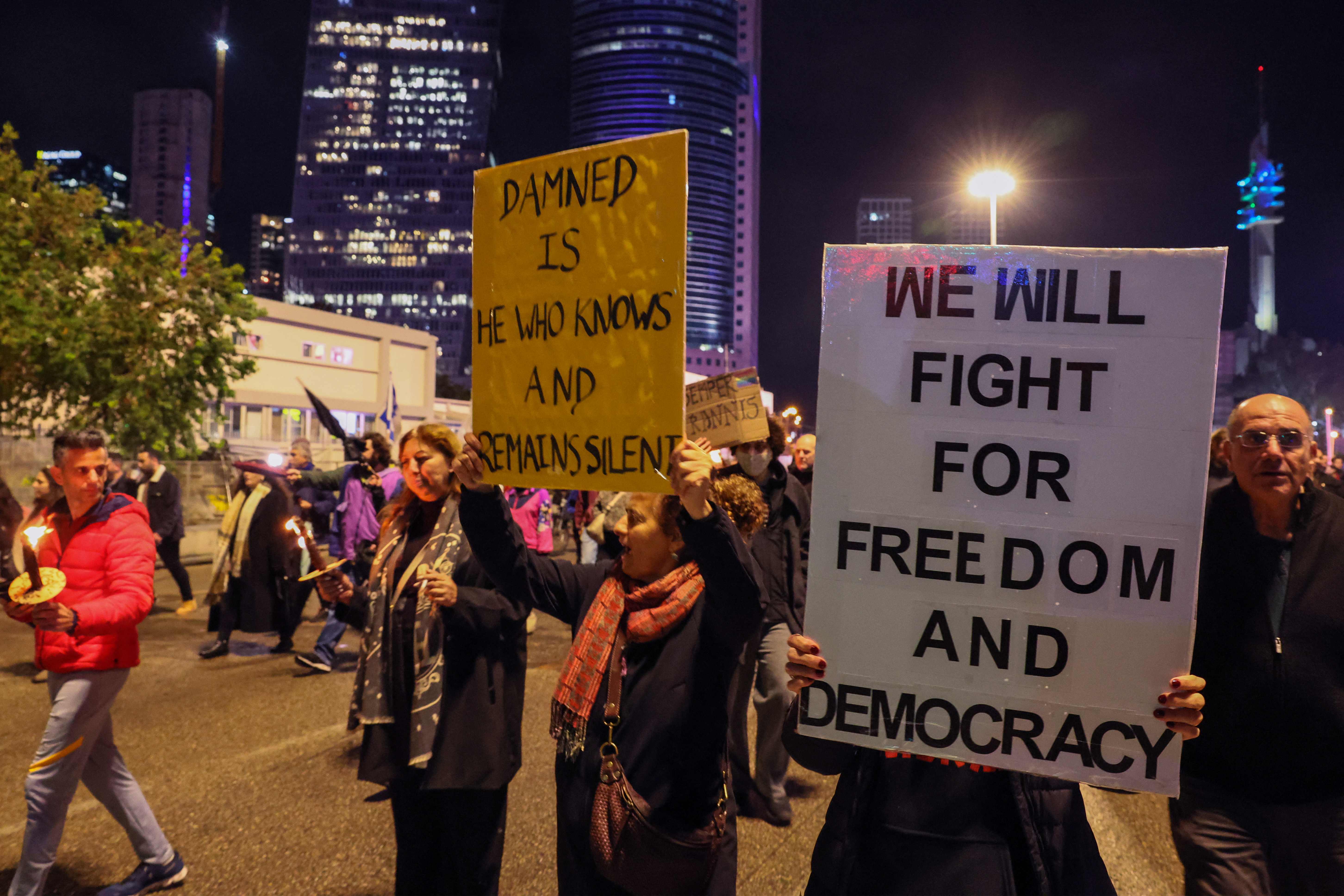 Para demonstran berunjuk rasa mengecam tindakan PM Benjamin Netanyahu yang melanggar demokrasi di Tel Aviv, Israeel, Sabtu (14/1/2023). 