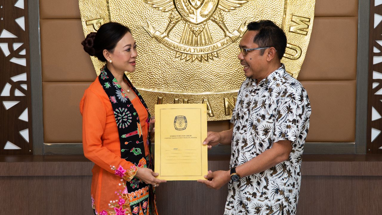 Happy Farida, isteri Ketua DPP PDI Perjuangan Djarot Syaiful Hidayat resmi mendaftarkan diri sebagai calon anggota DPD dapil DKI Jakarta