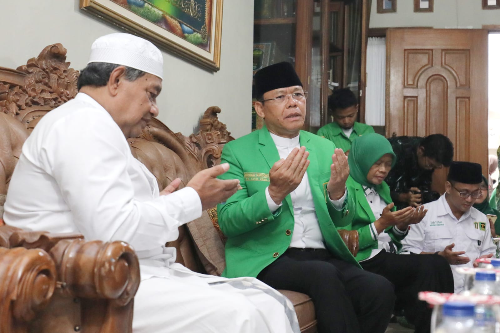 Pimpinan Ponpes Cipasung KH Ubaidillah Ruhiyat (kiri) mendoakan kemaslahatan PPP diaminkan Plt Ketum PPP Muhamad Mardiono, di Ponpes Cipasun