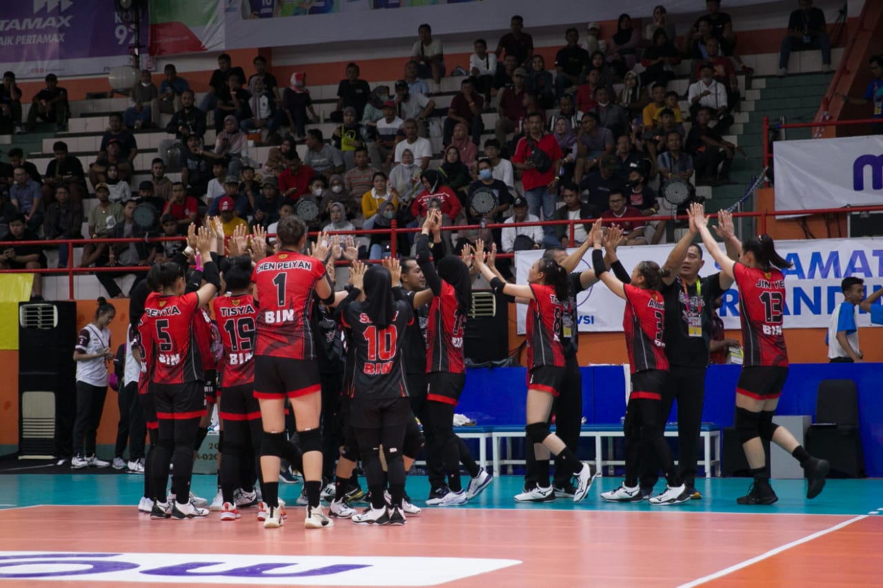 Tim voli putri Jakarta BIN merayakan kemenangan usai mengalahkan Gresik Petrokimia Pupuk Indonesia dengan skor 3-1, Proliga 2023 di Purwoker