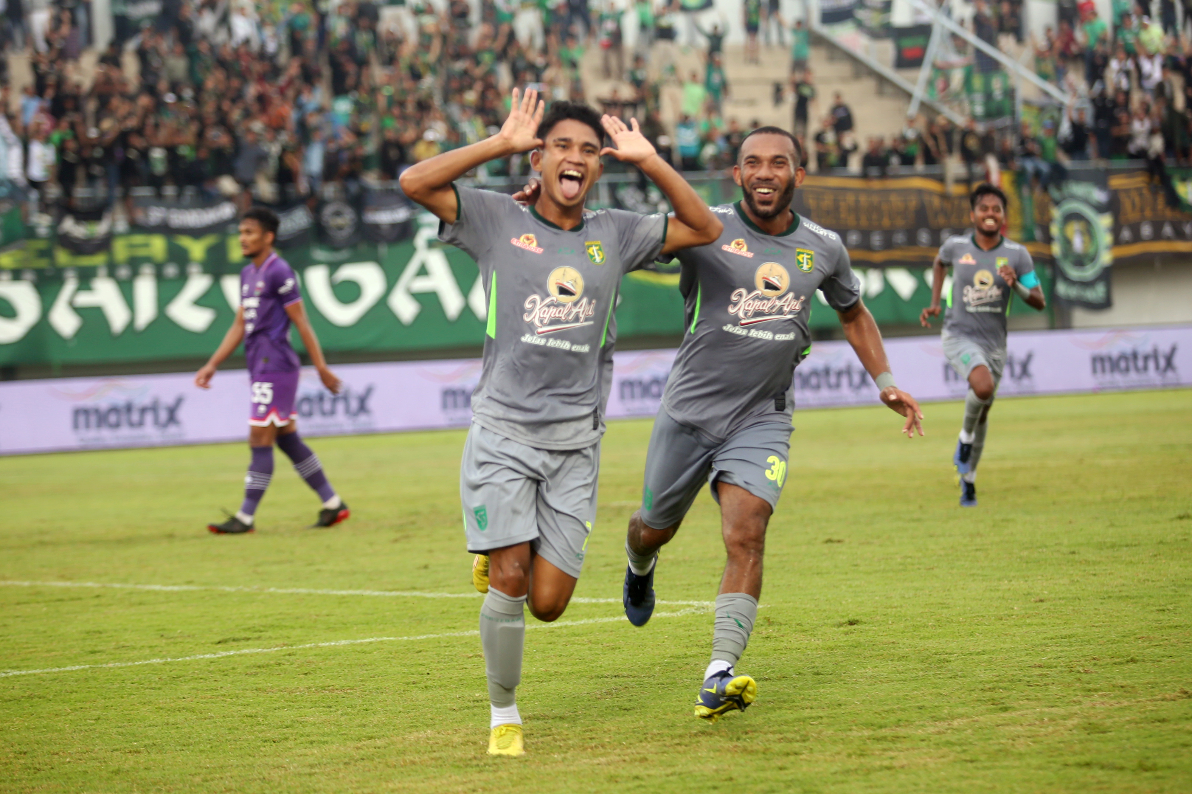 Pesepak bola Persebaya Marselino Ferdinan (kiri) melakukan selebrasi usai mencetak gol ke gawang Persita  di laga Liga 1.