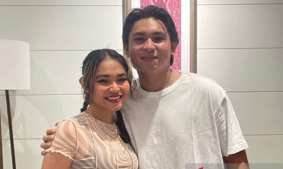 Kakak beradik Regina dan Rheno Poetiray